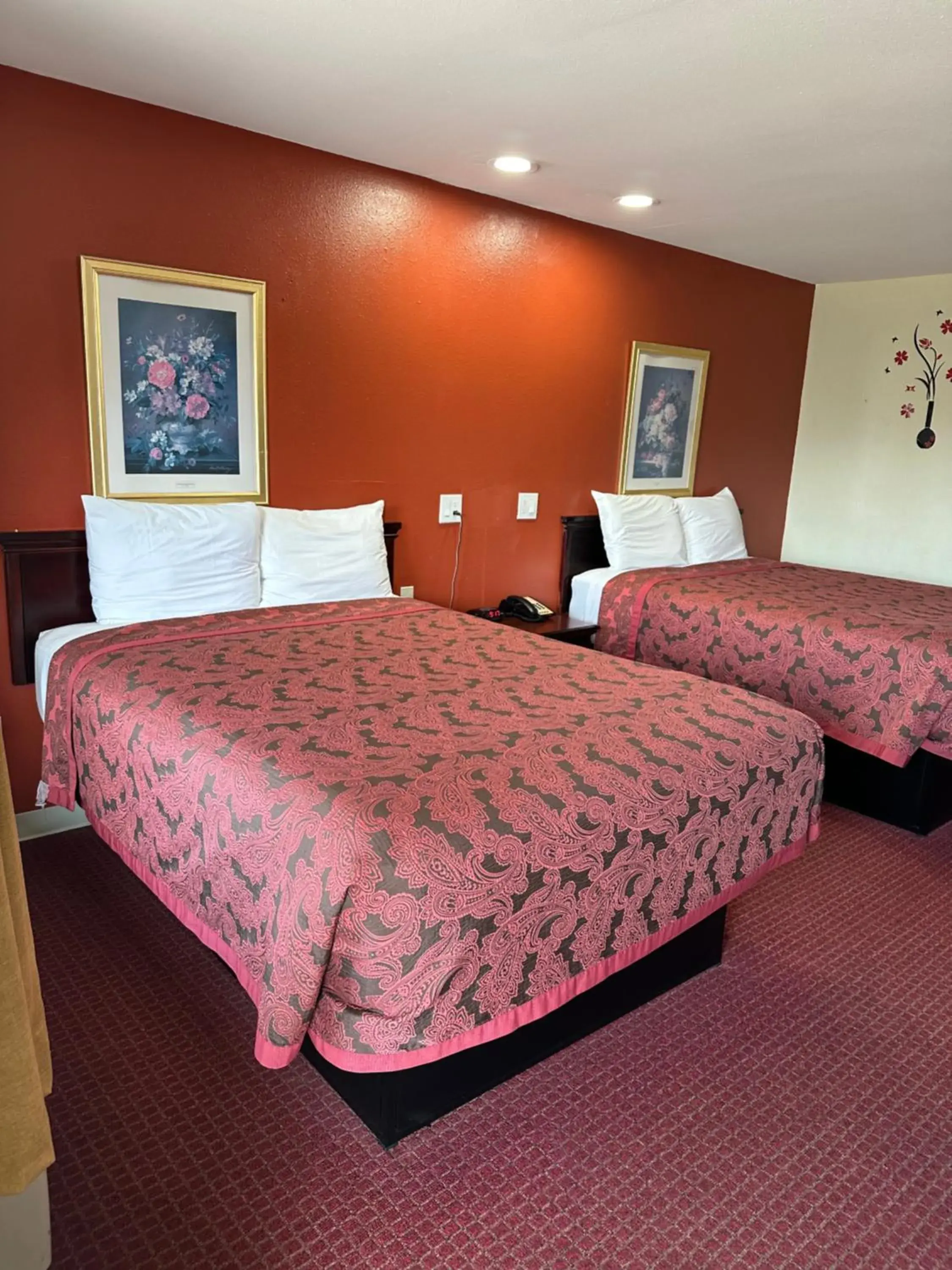 Queen Room with Two Queen Beds in Western Plaza Inn Queen Room with Two Queen Beds in Western Plaza Inn