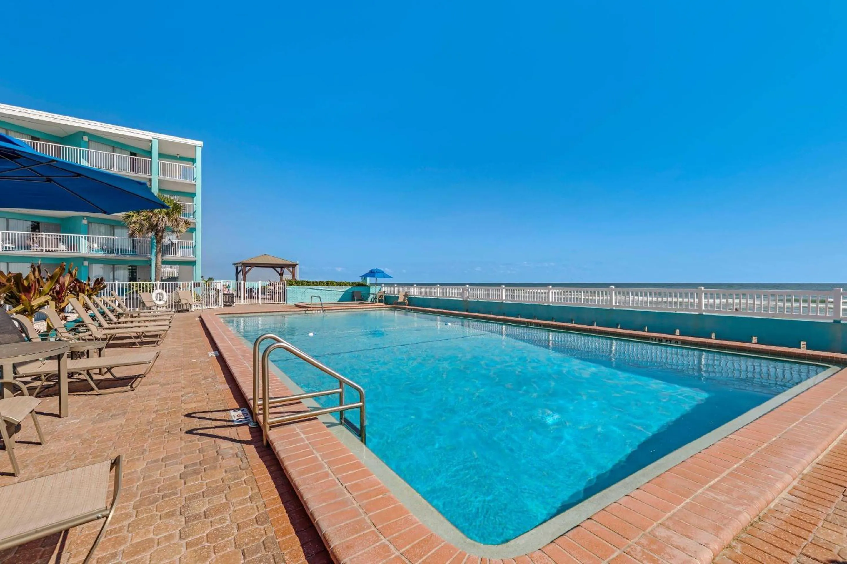 Swimming pool in Comfort Inn & Suites Ormond Beach Oceanfront