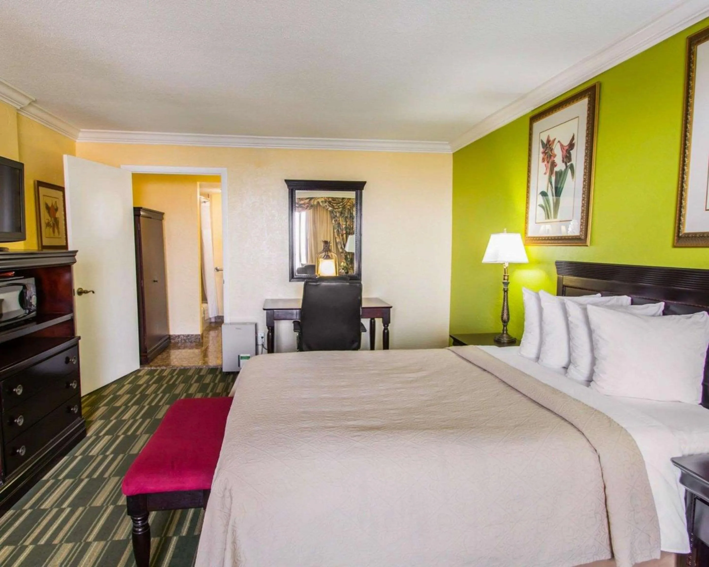 Photo of the whole room, Bed in Quality Inn Oceanfront