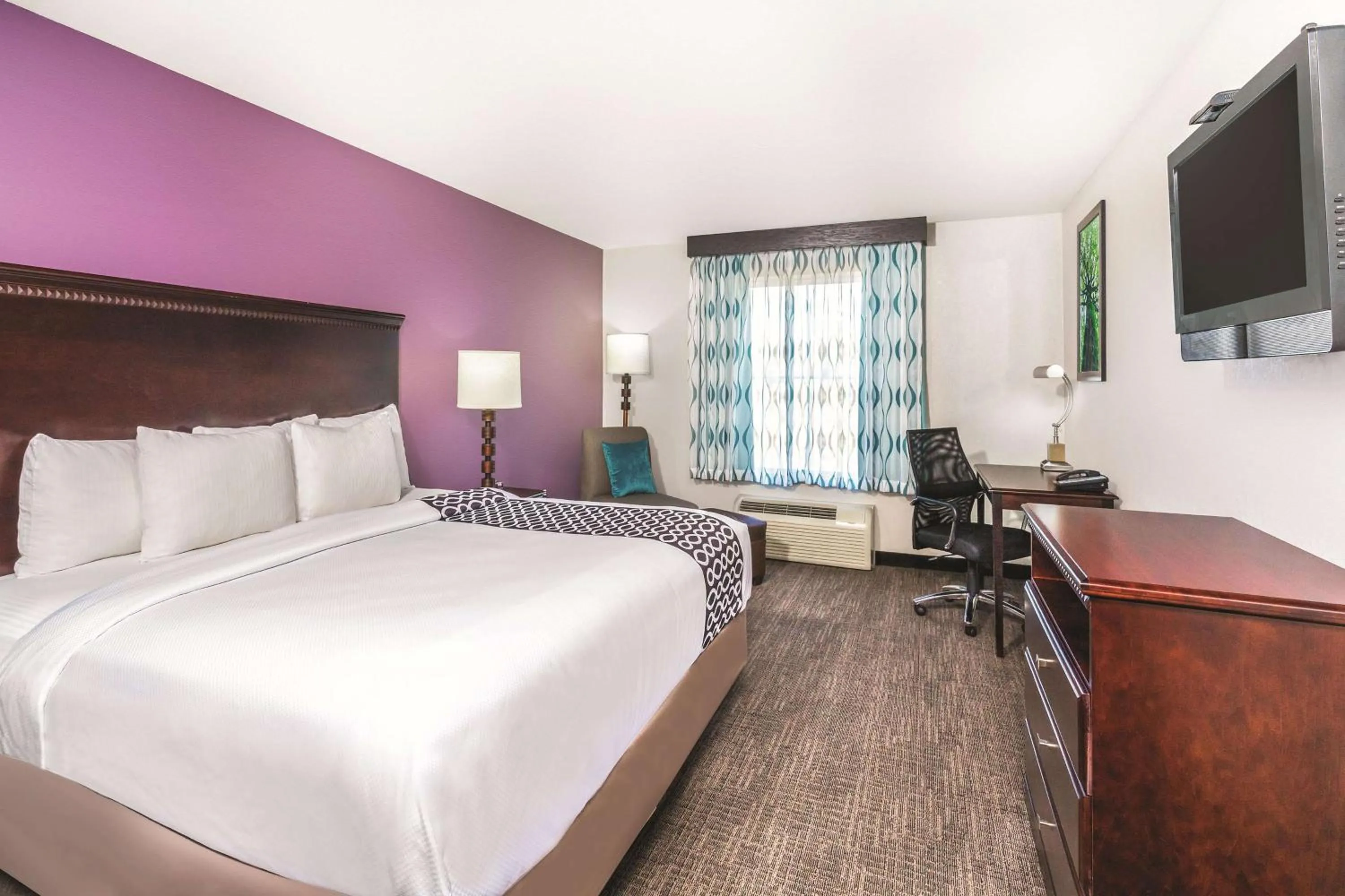 Photo of the whole room, Bed in La Quinta by Wyndham Rome