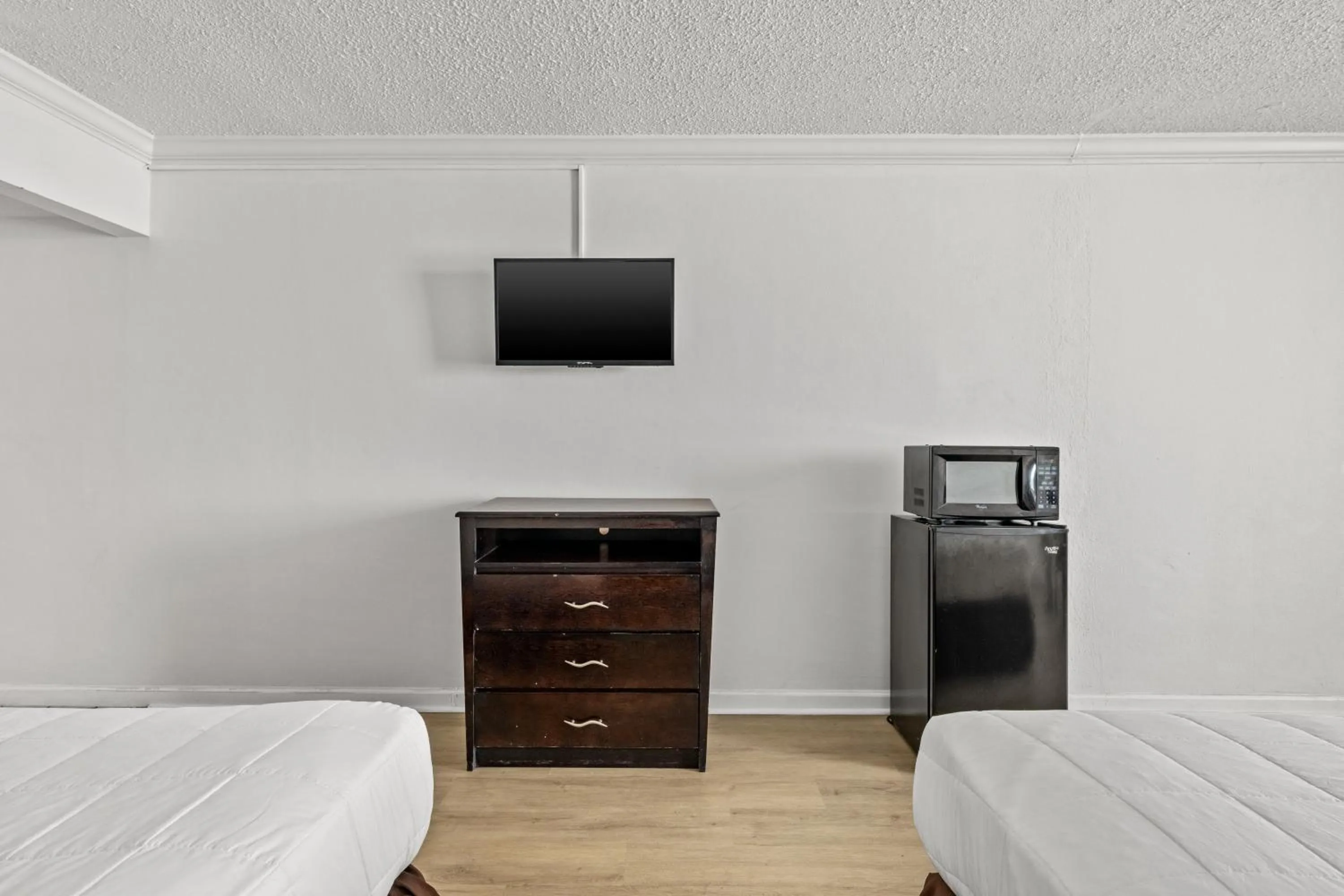 Kitchen or kitchenette, Bed in The Reef At Seahaven Beach Resorts