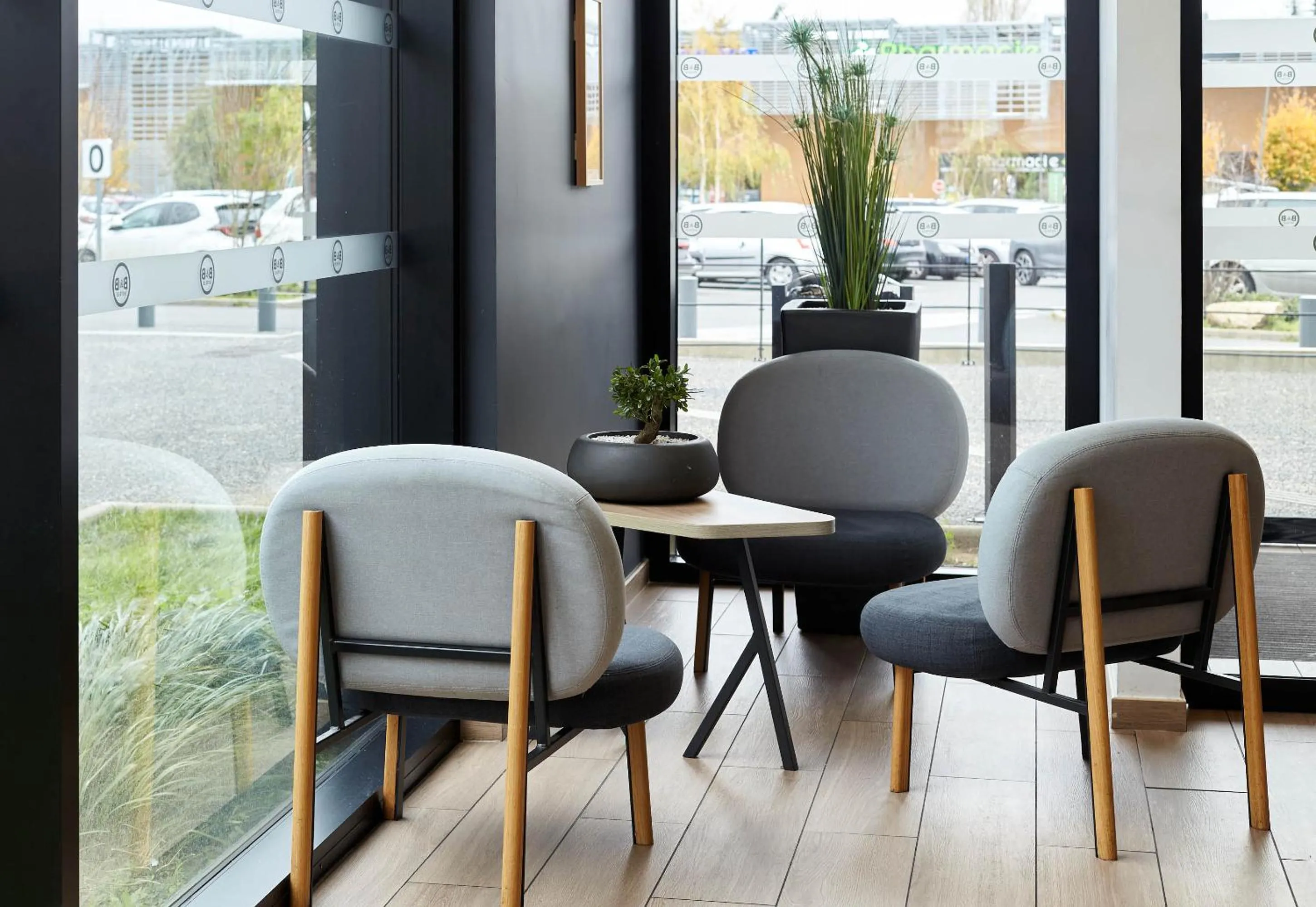 Seating area in B&B HOTEL Cergy Saint Christophe