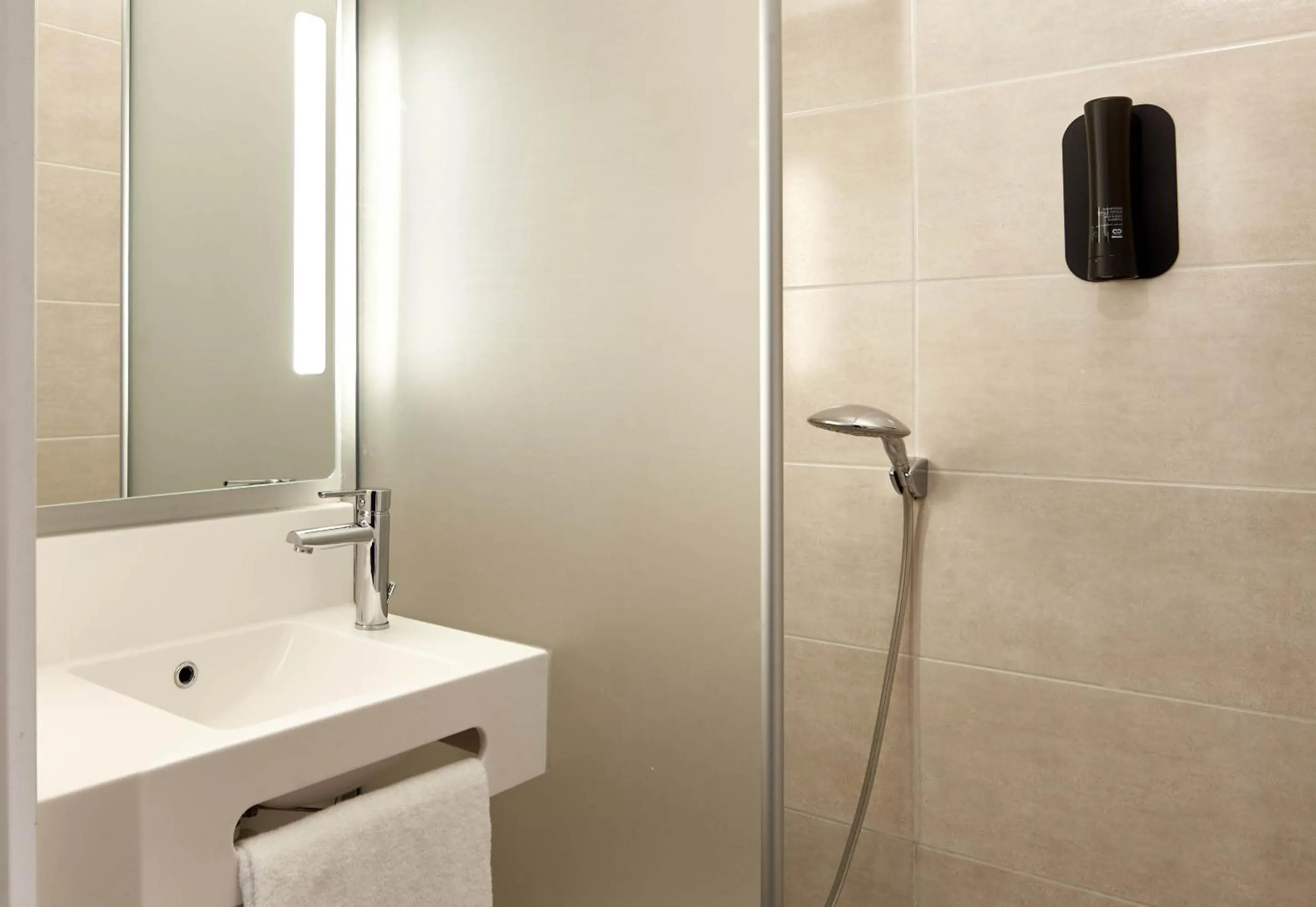 Bathroom in B&B HOTEL Cergy Saint Christophe