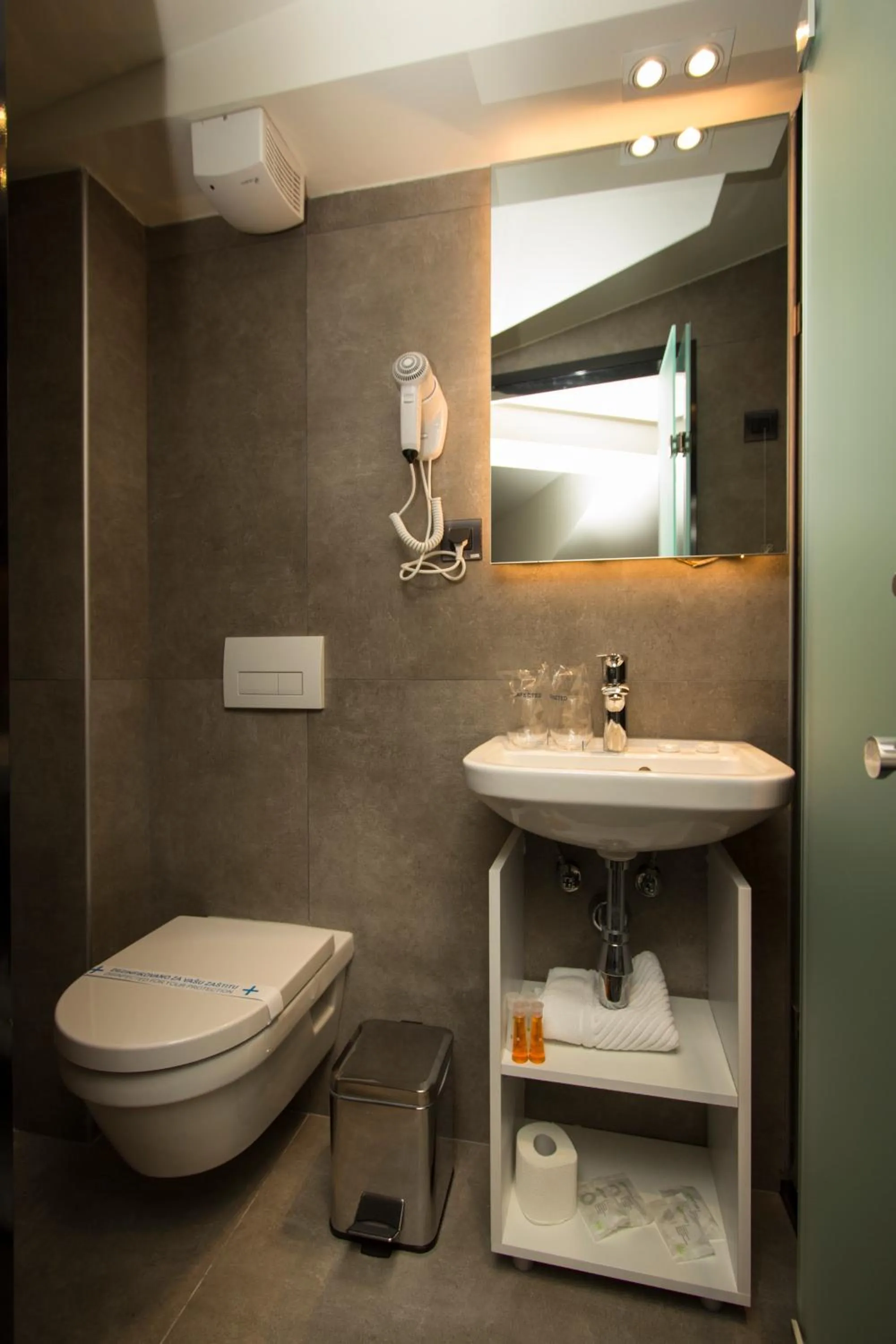 BOUTIQUE 25h by Eva stay 018