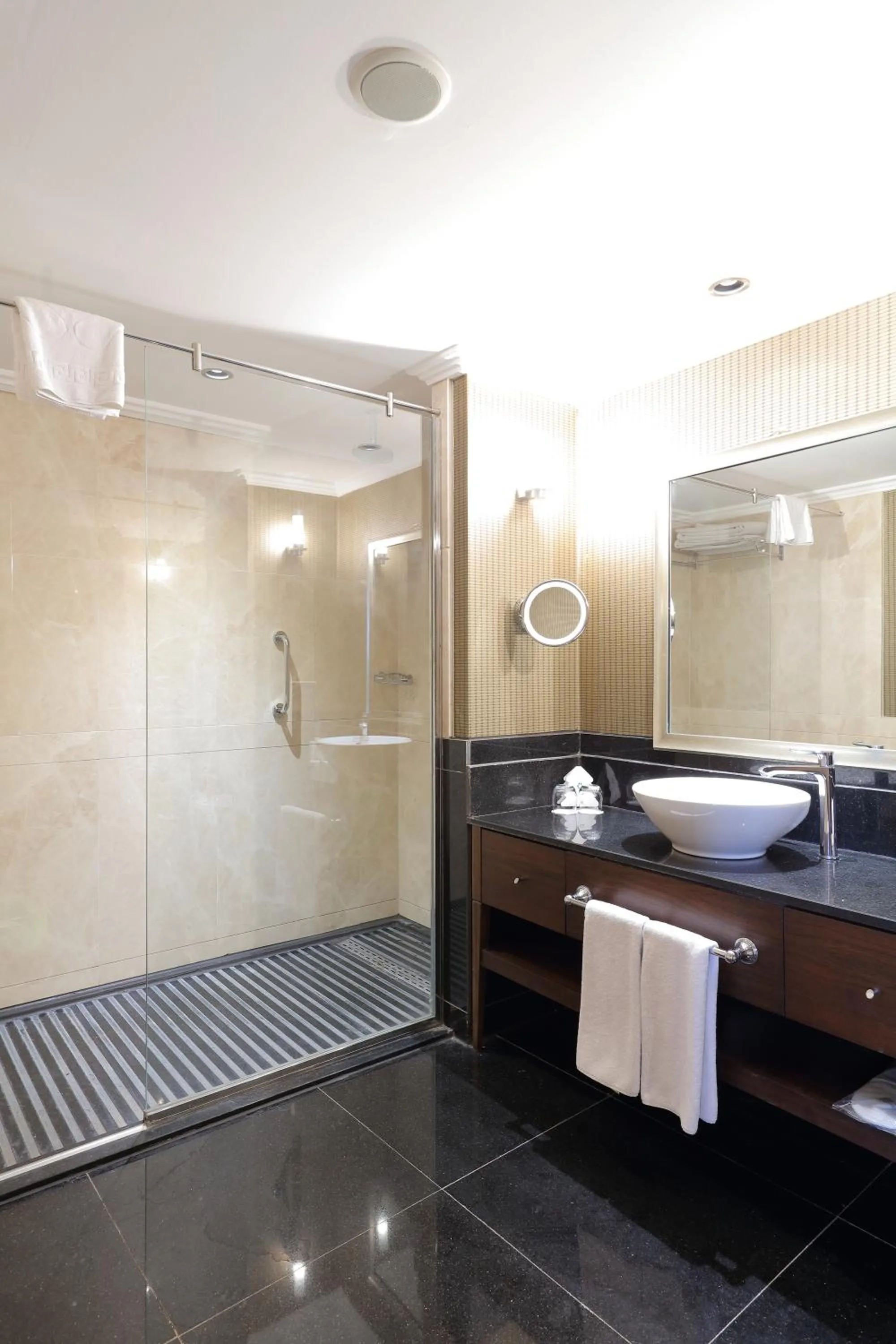 Bathroom in Juju Premier Palace Hotel