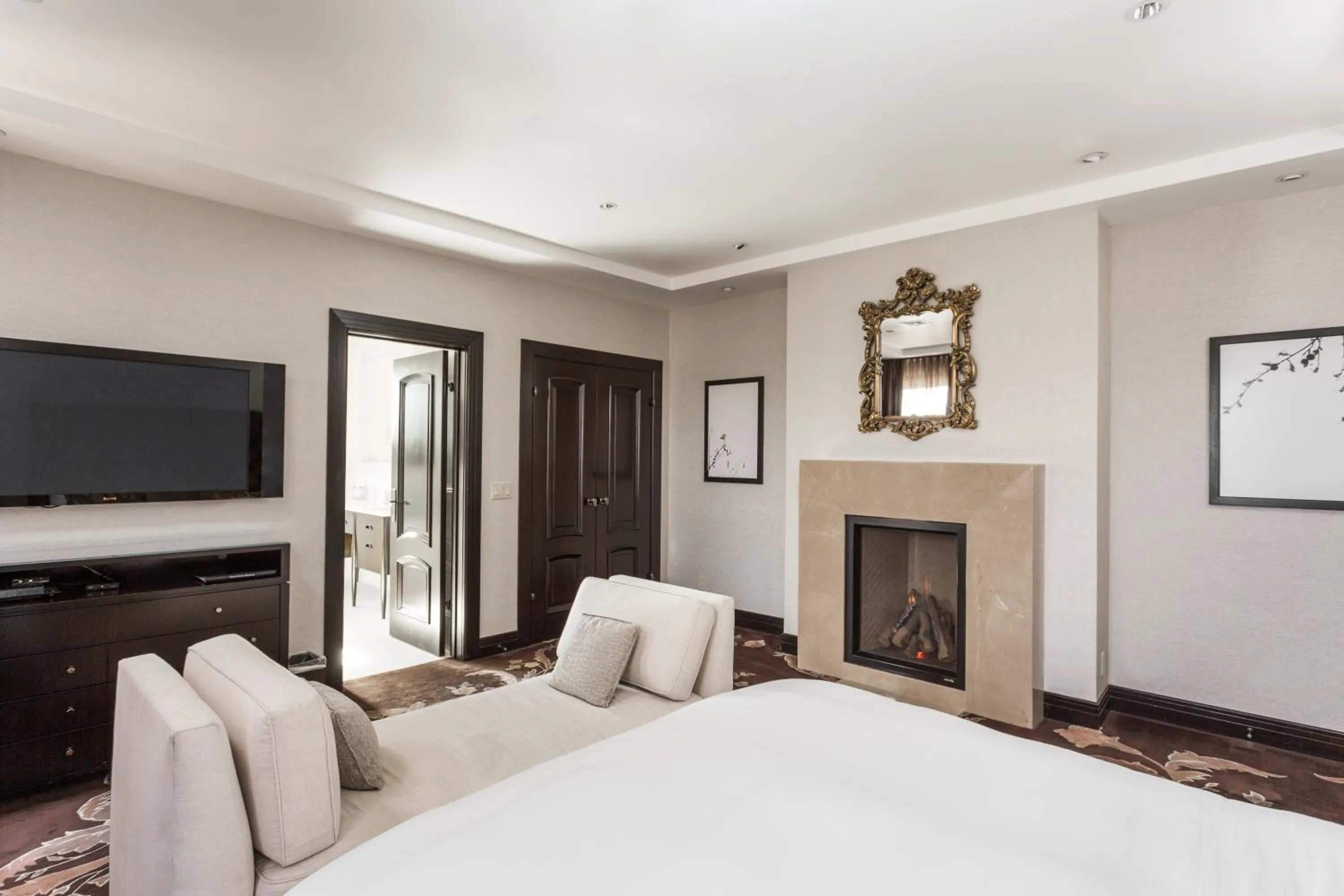 Bed in Montecito Inn