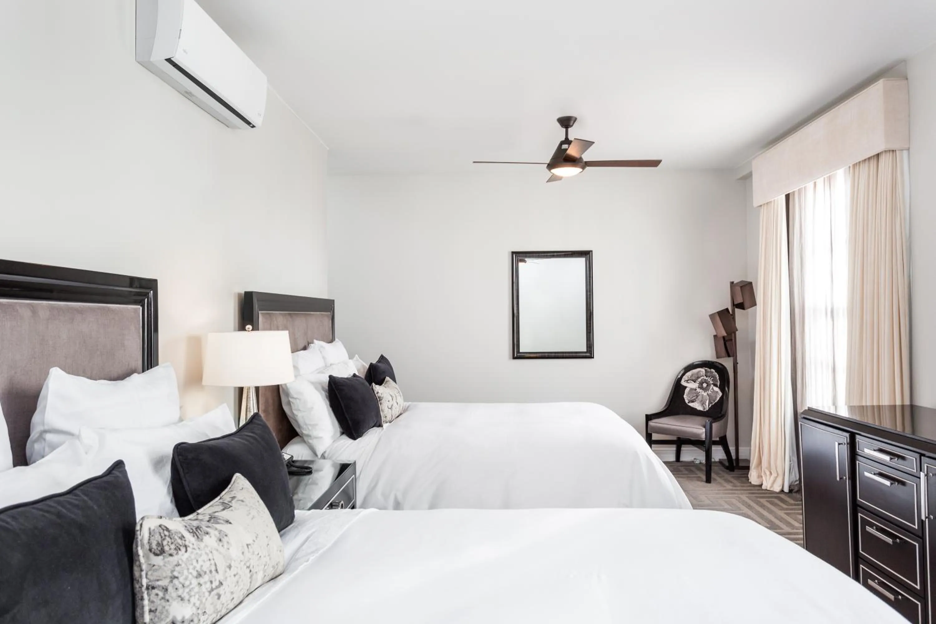 Bed in Montecito Inn