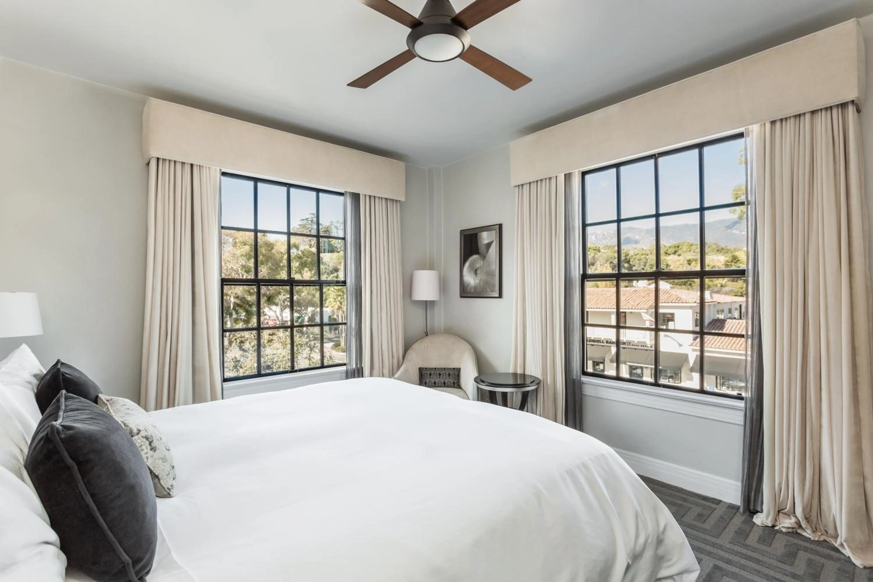 Bed in Montecito Inn