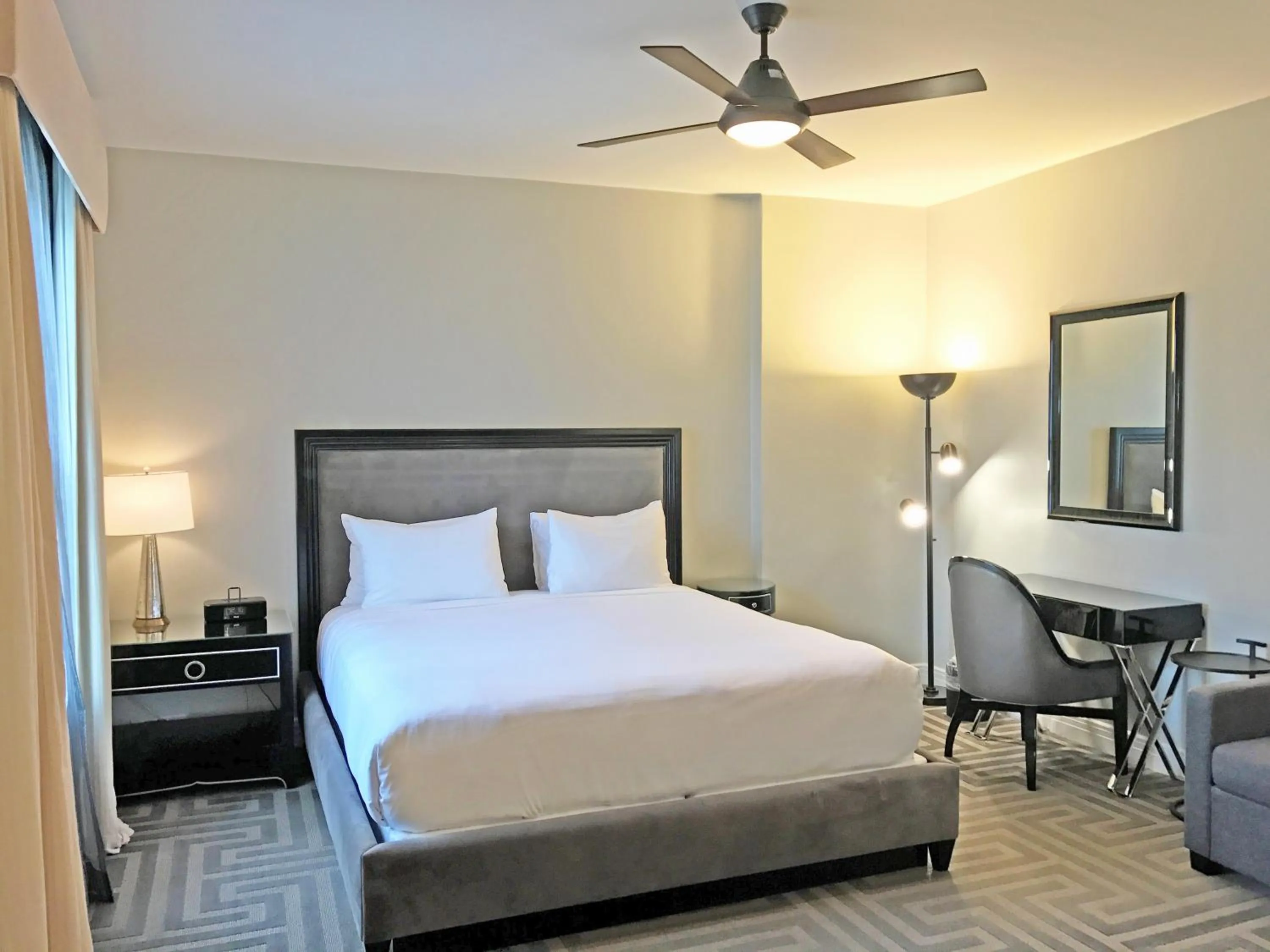 Bed in Montecito Inn