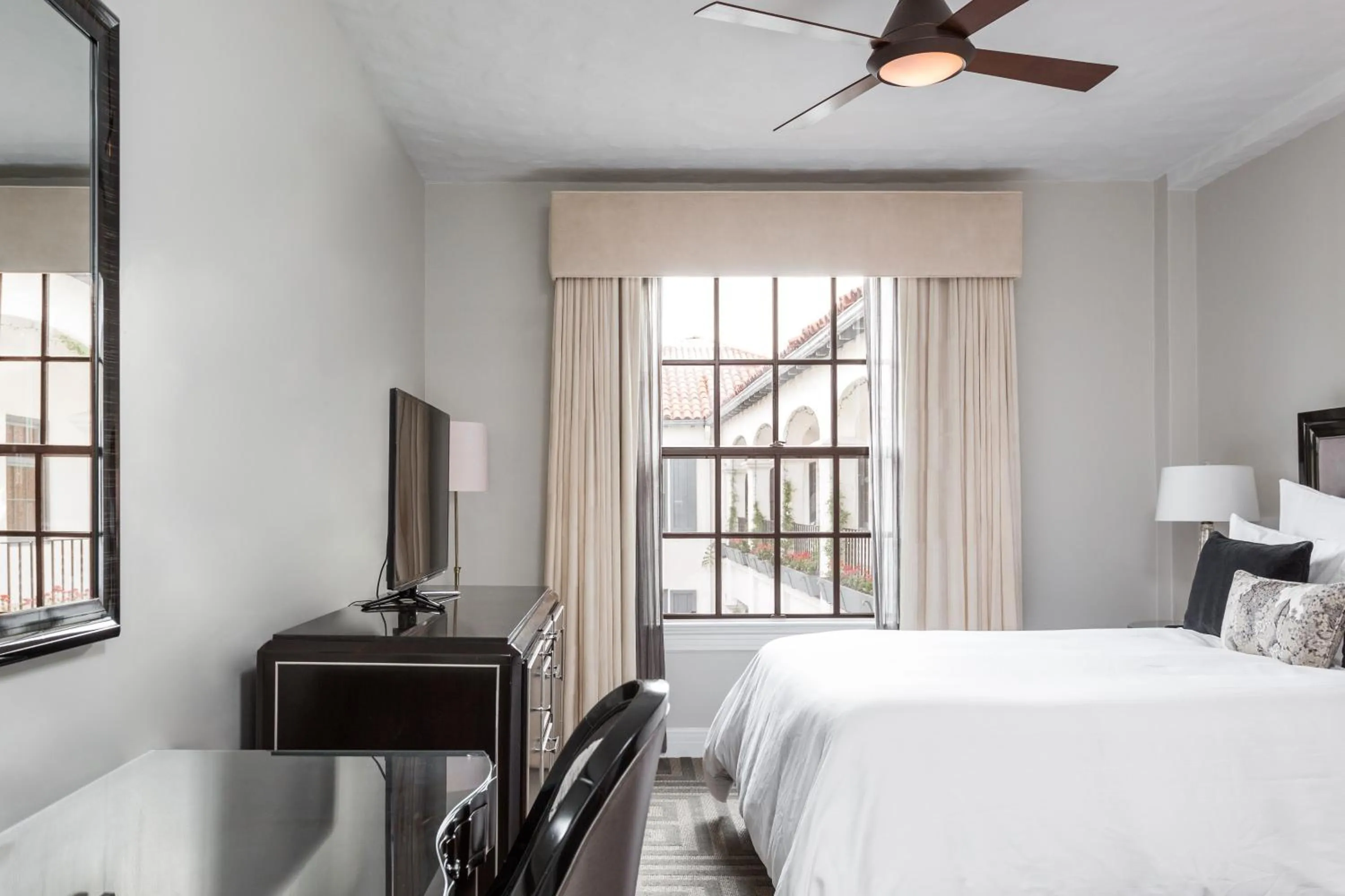 Bed in Montecito Inn