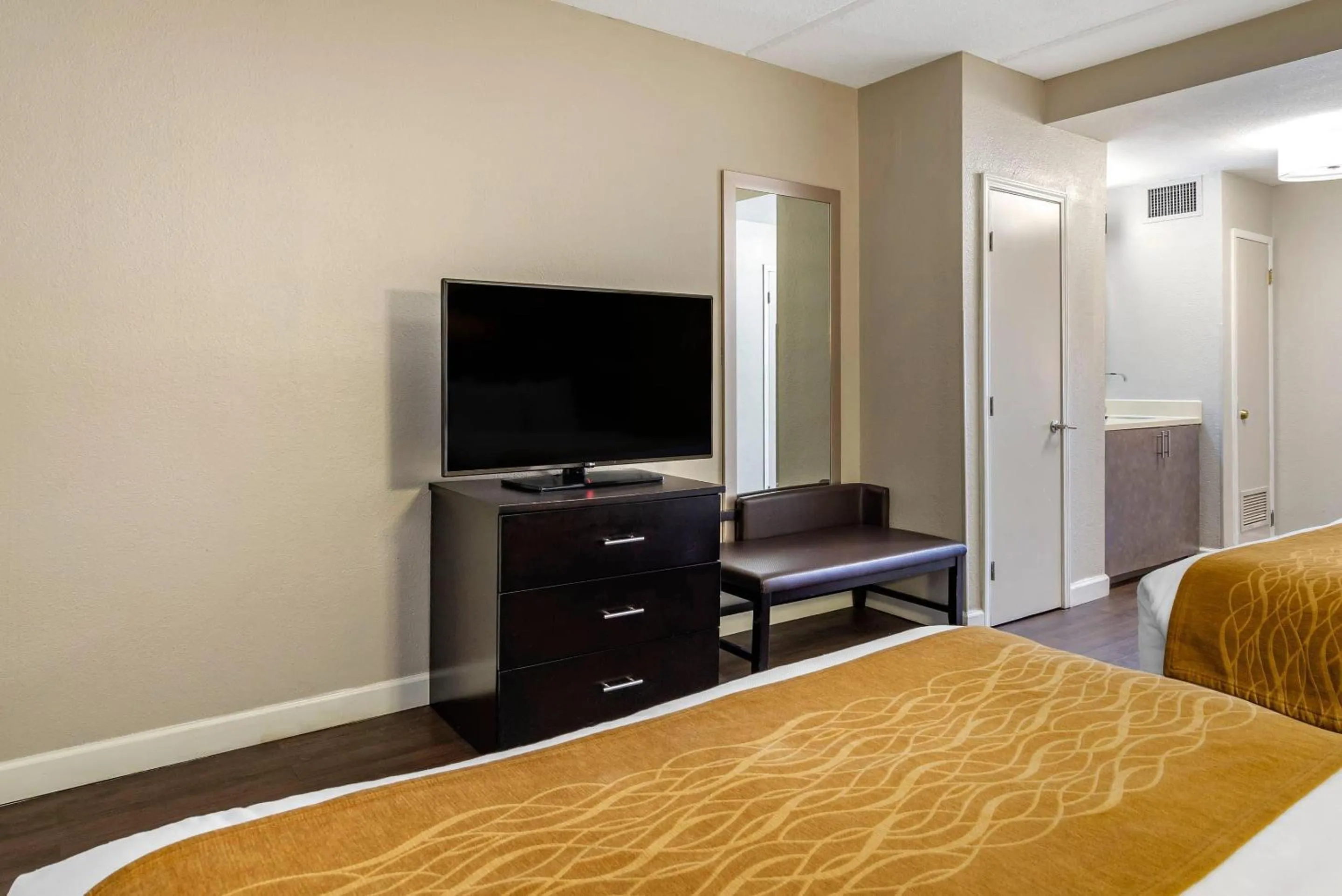 Bedroom, Bed in Comfort Inn & Suites near Six Flags