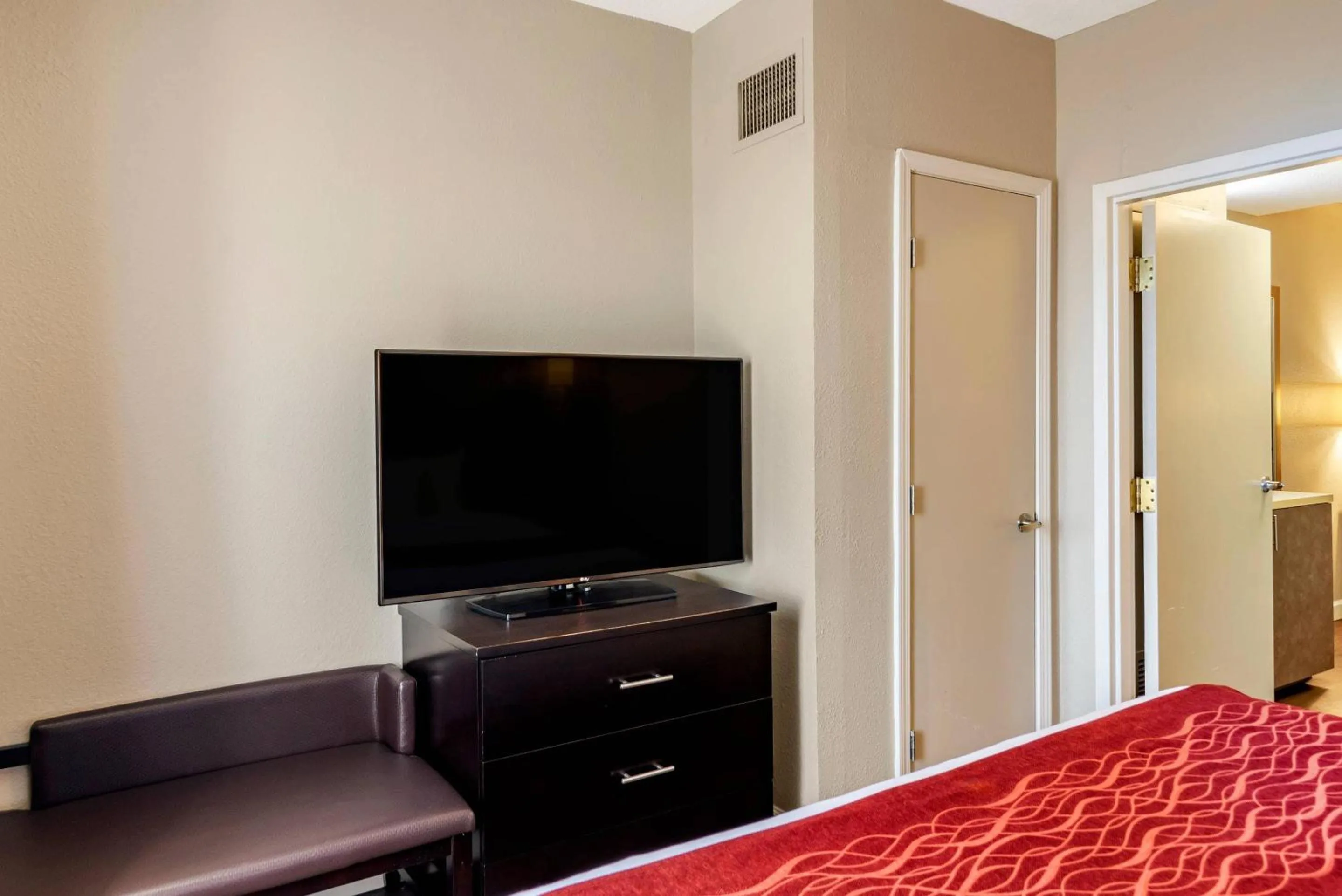Bedroom, Bed in Comfort Inn & Suites near Six Flags