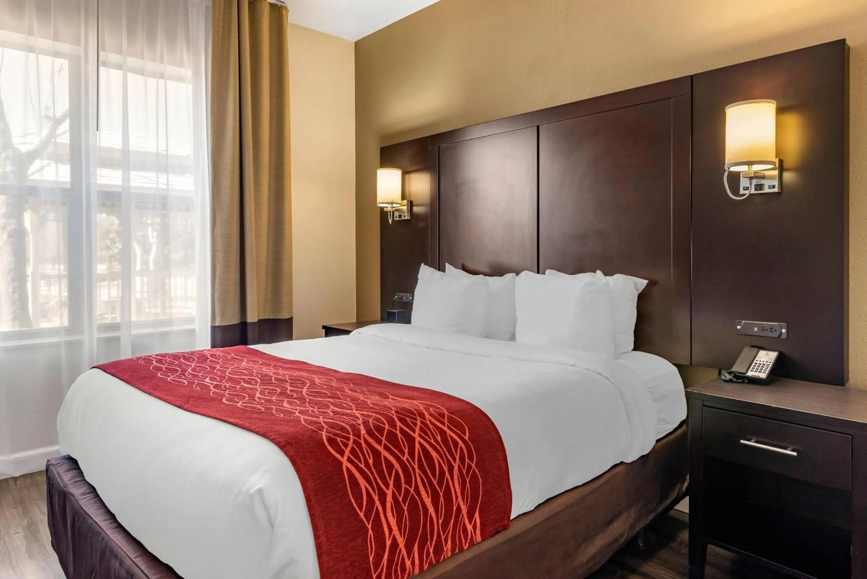 Bedroom, Bed in Comfort Inn & Suites near Six Flags