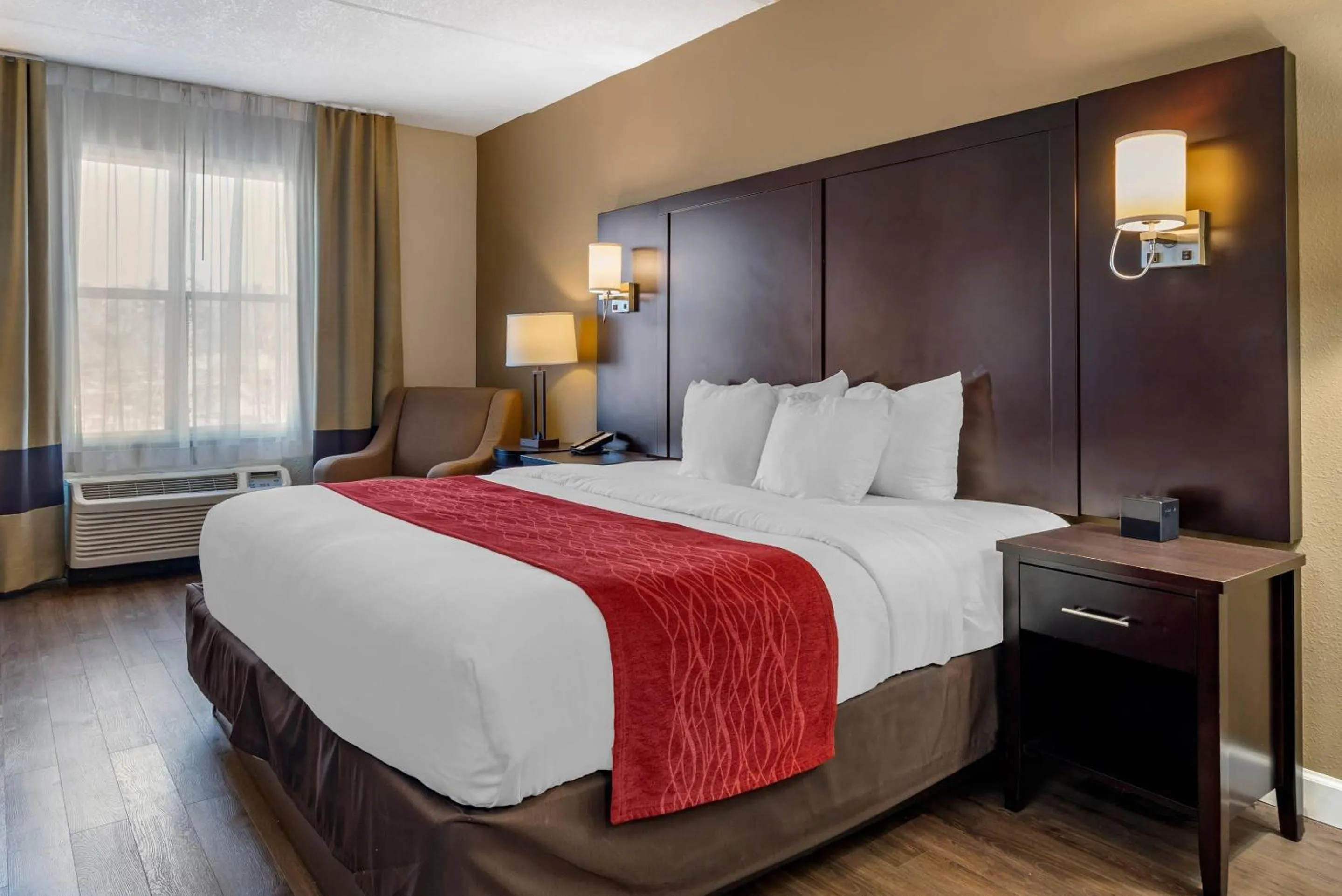 Bedroom, Bed in Comfort Inn & Suites near Six Flags