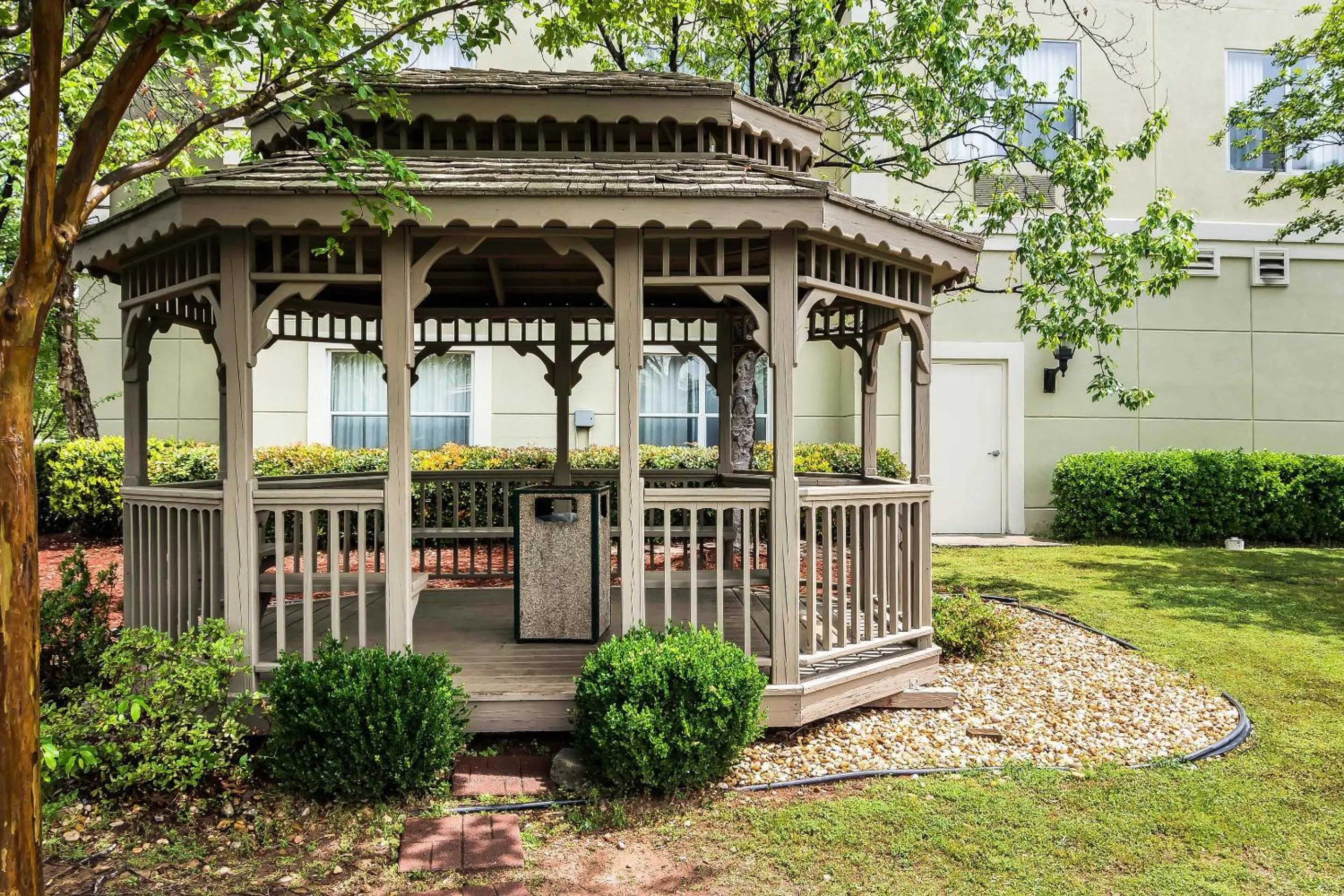 Swimming pool in Comfort Inn & Suites near Six Flags