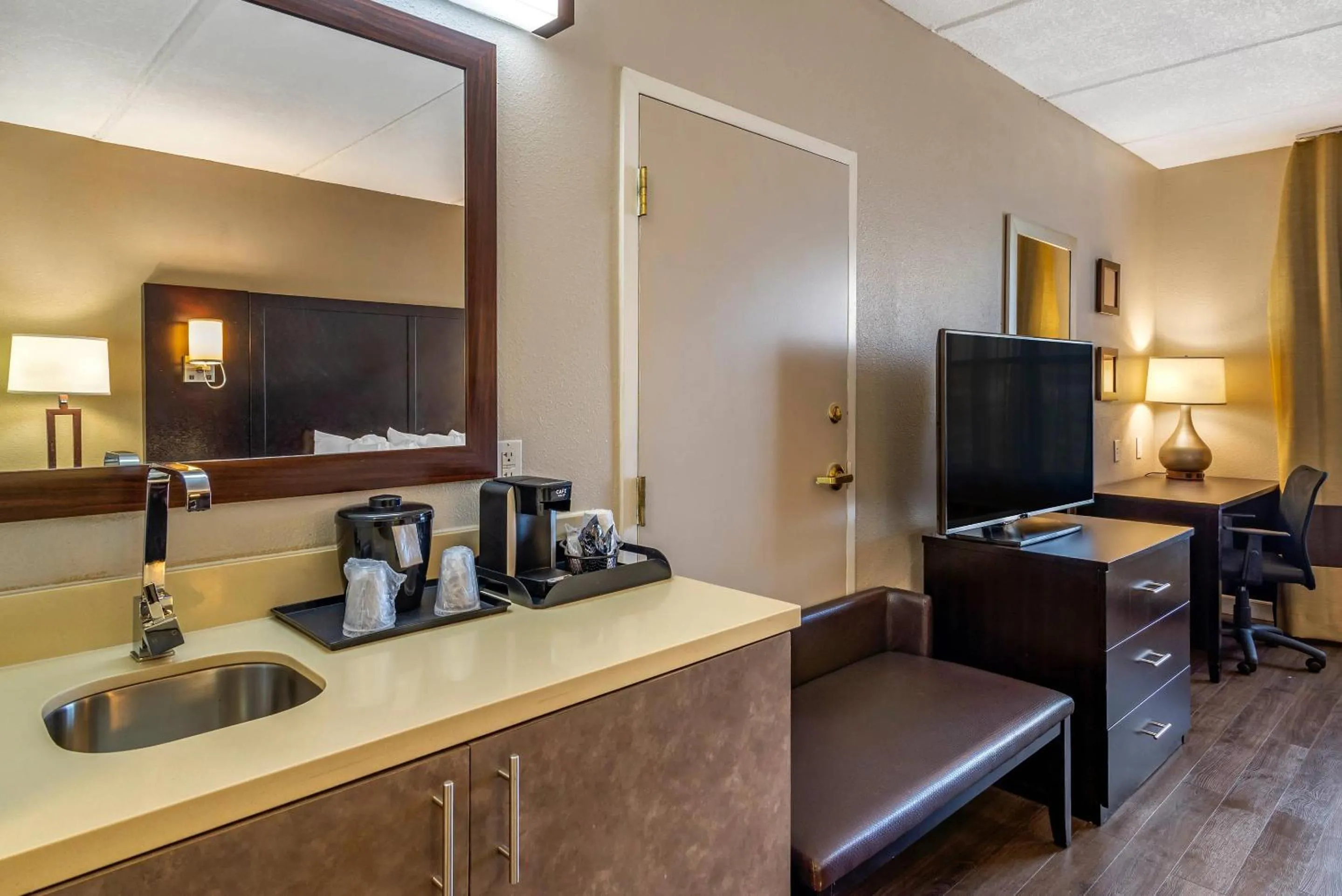Bedroom in Comfort Inn & Suites near Six Flags