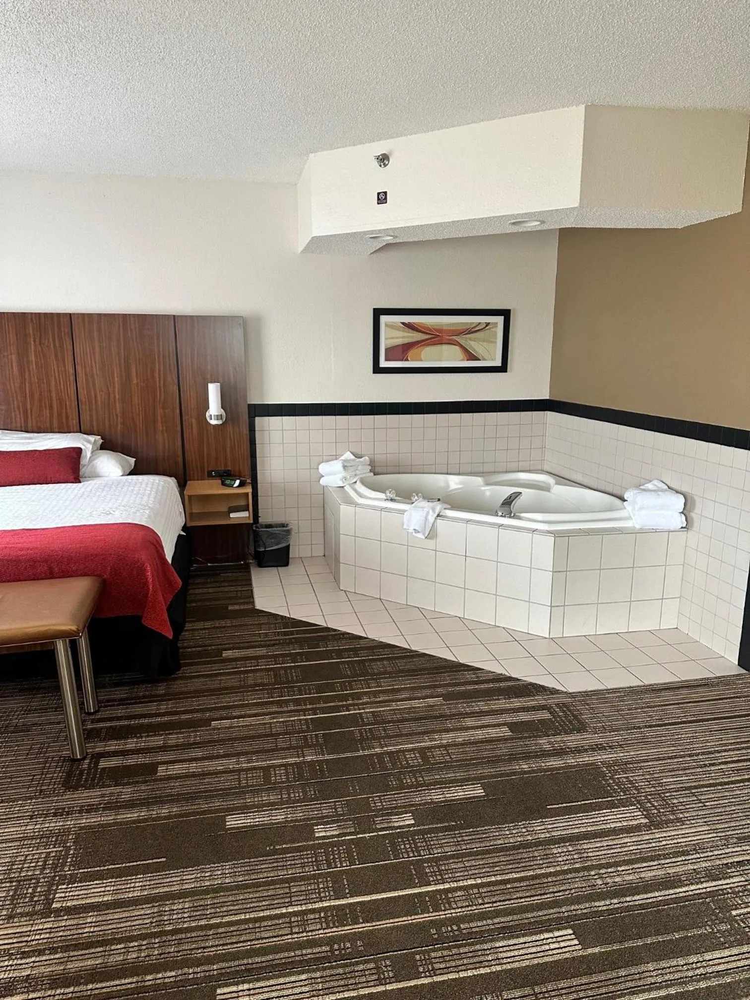 Photo of the whole room, Bed in Northfield Inn Suites and Conference Center