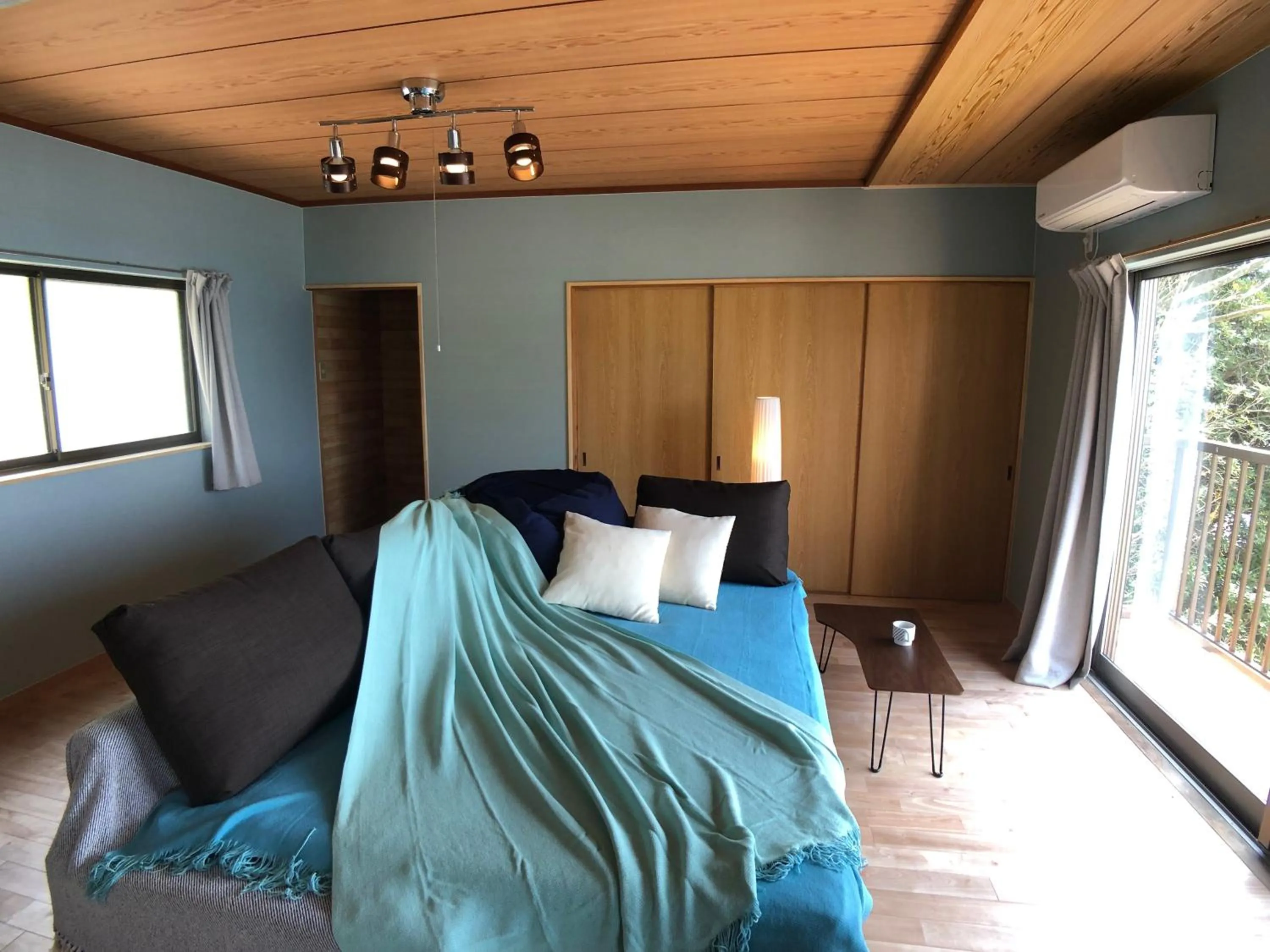 Photo of the whole room, Bed in villa chillon