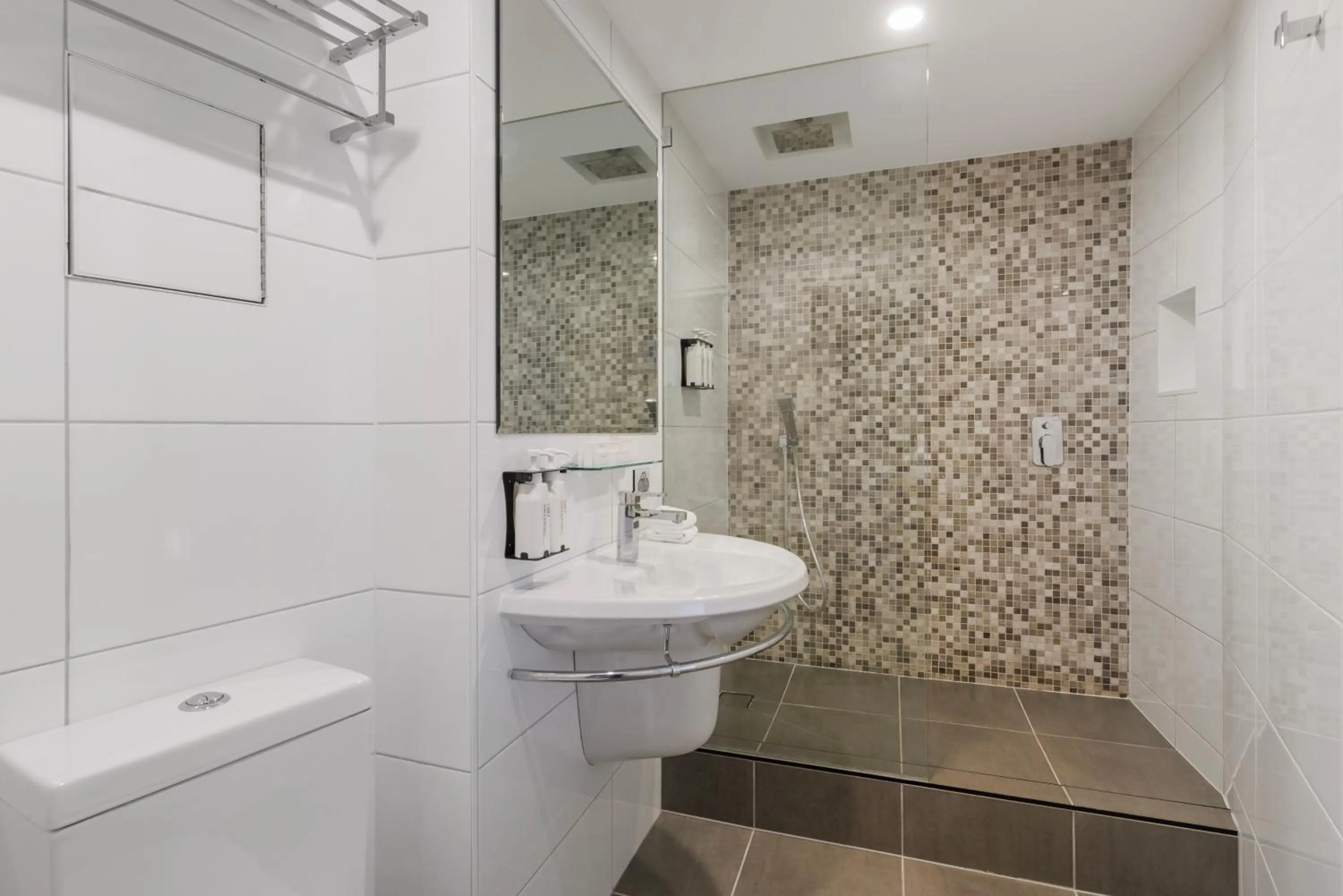 Bathroom in Hotel Grand Chancellor Melbourne