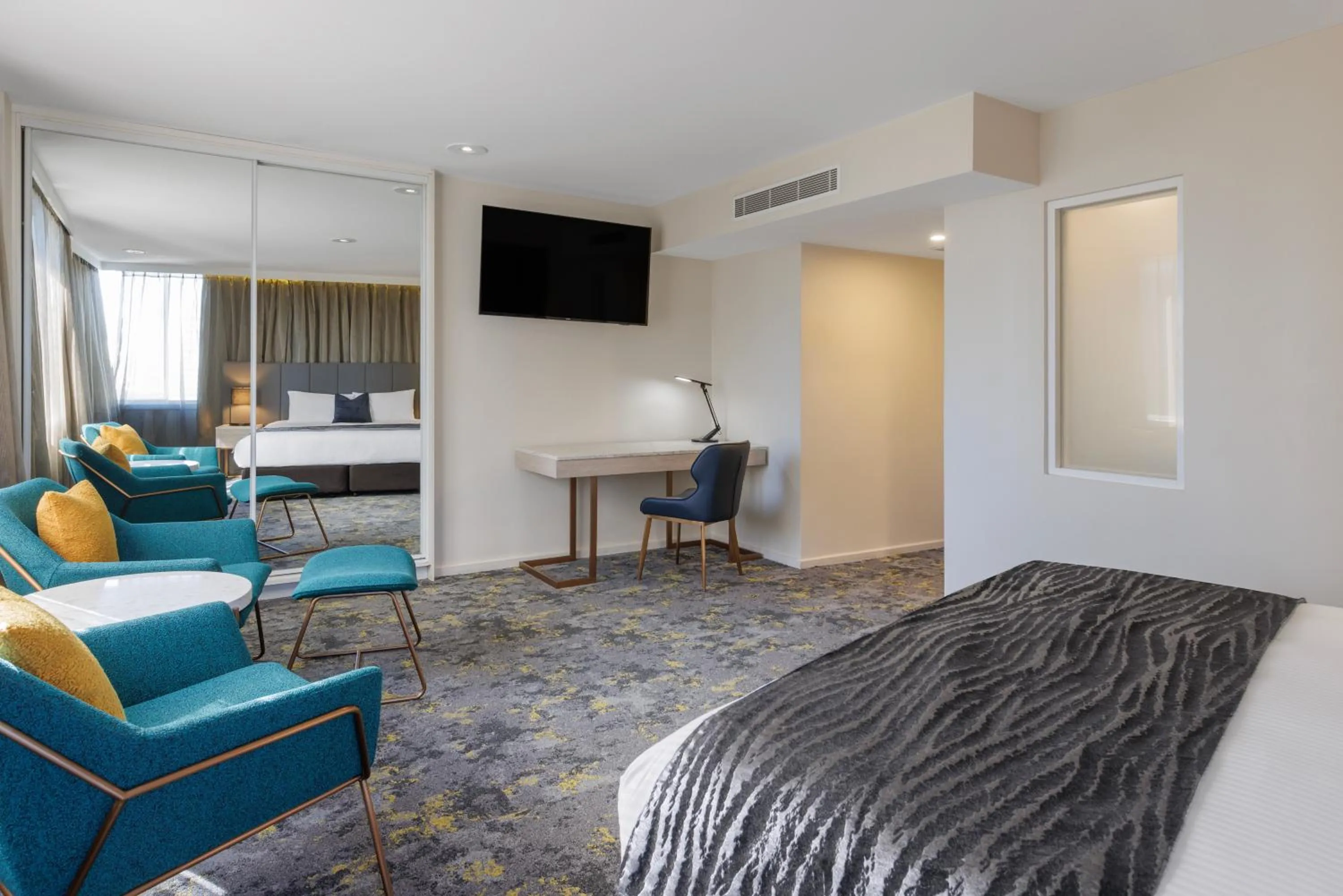 TV and multimedia, Bed in Hotel Grand Chancellor Melbourne