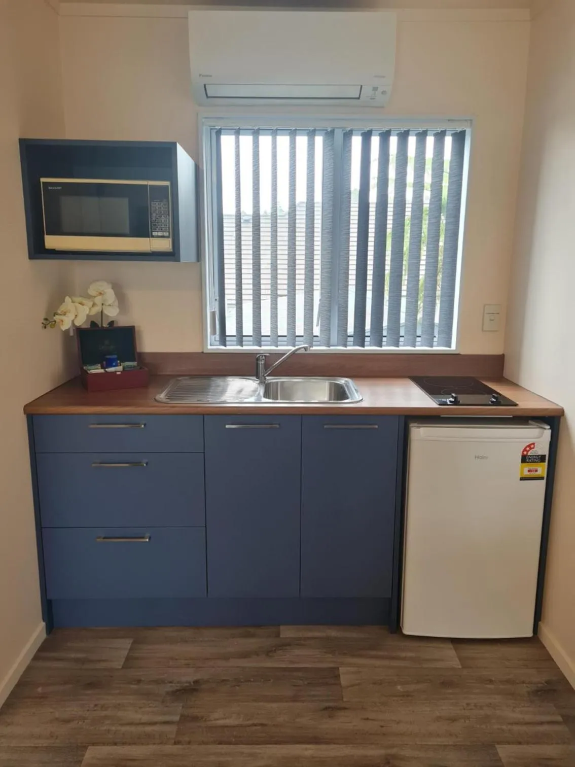 Kitchen or kitchenette in Avenue Heights Motel
