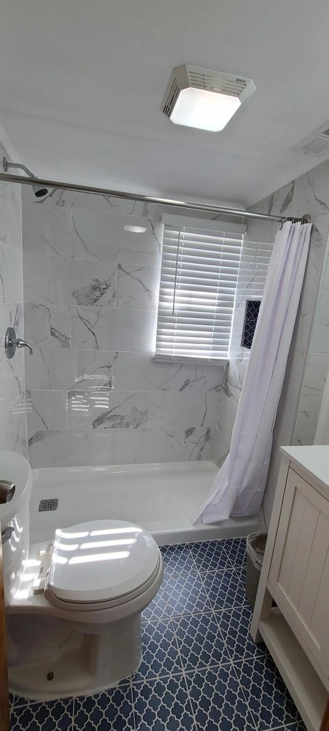 Bathroom in Driftin Sands Motel