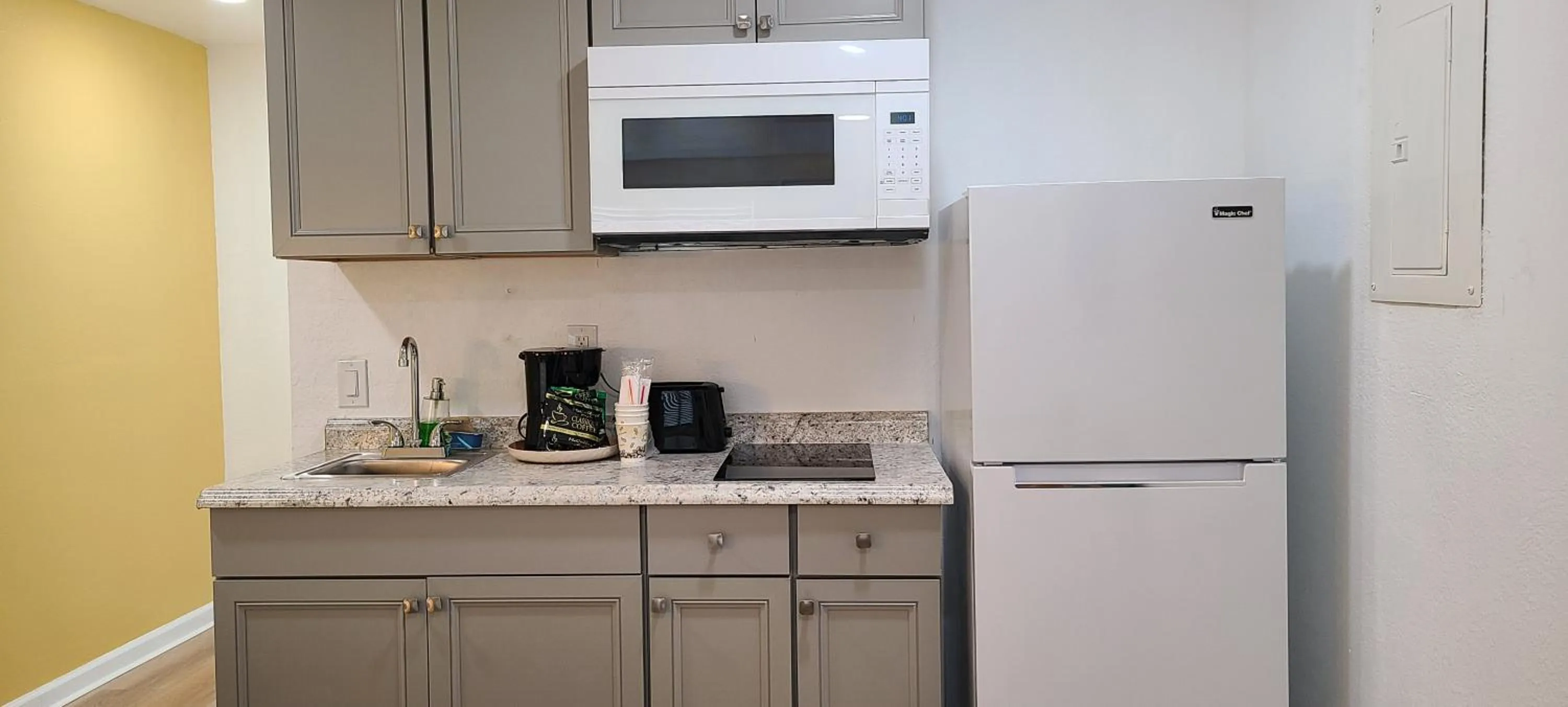 Kitchen or kitchenette in Driftin Sands Motel