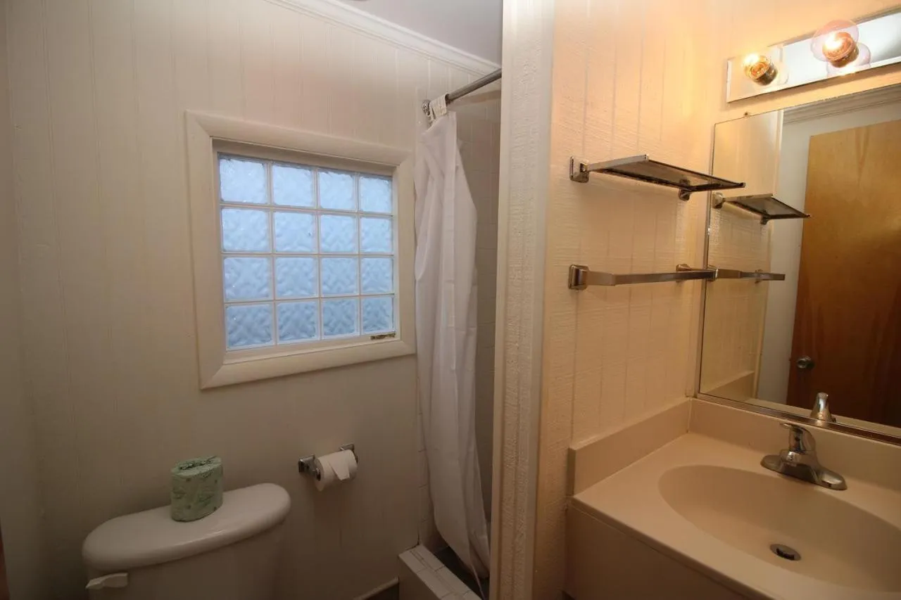 Bathroom in Driftin Sands Motel