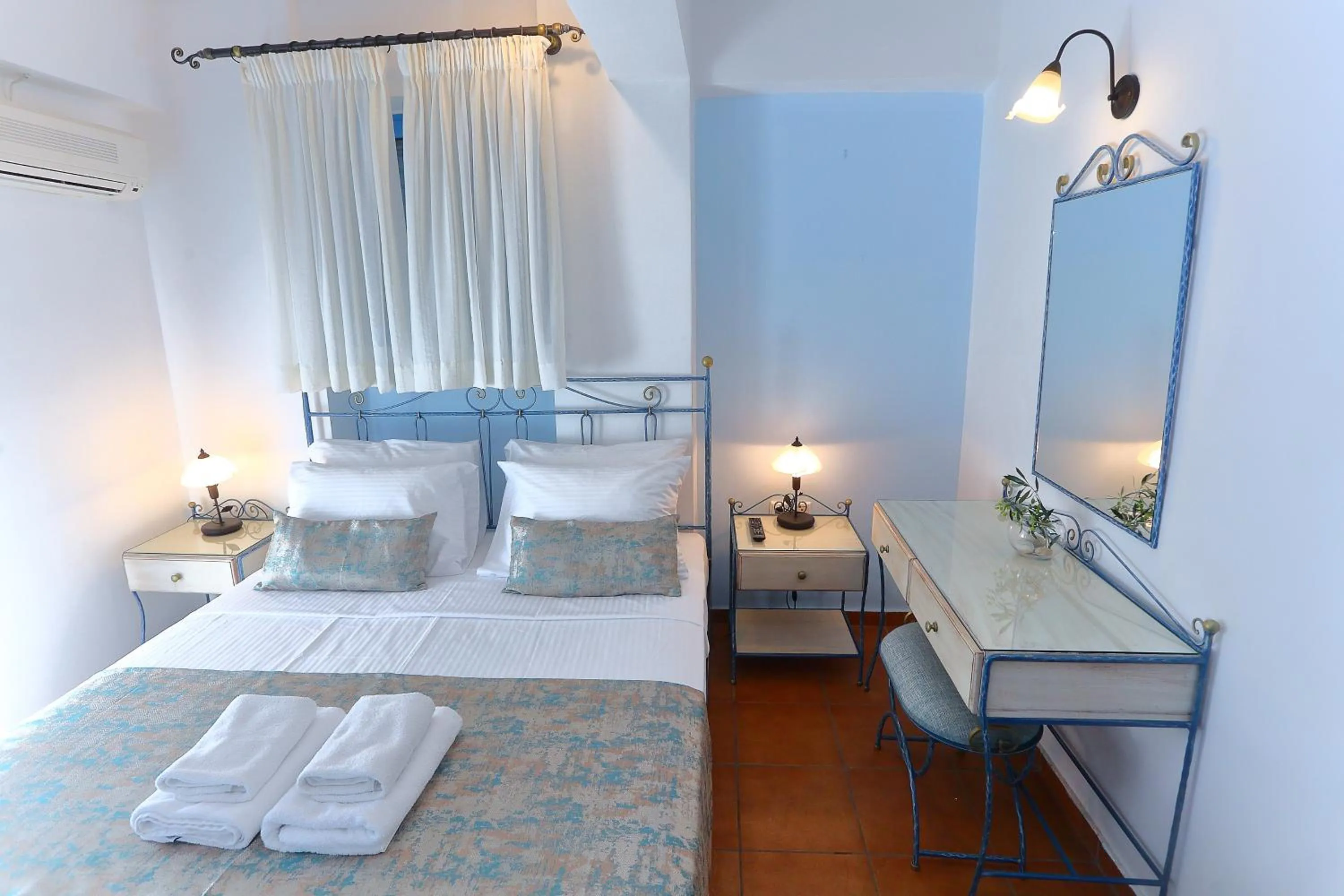 Bed in Vathi Hotel Apartment Hotel