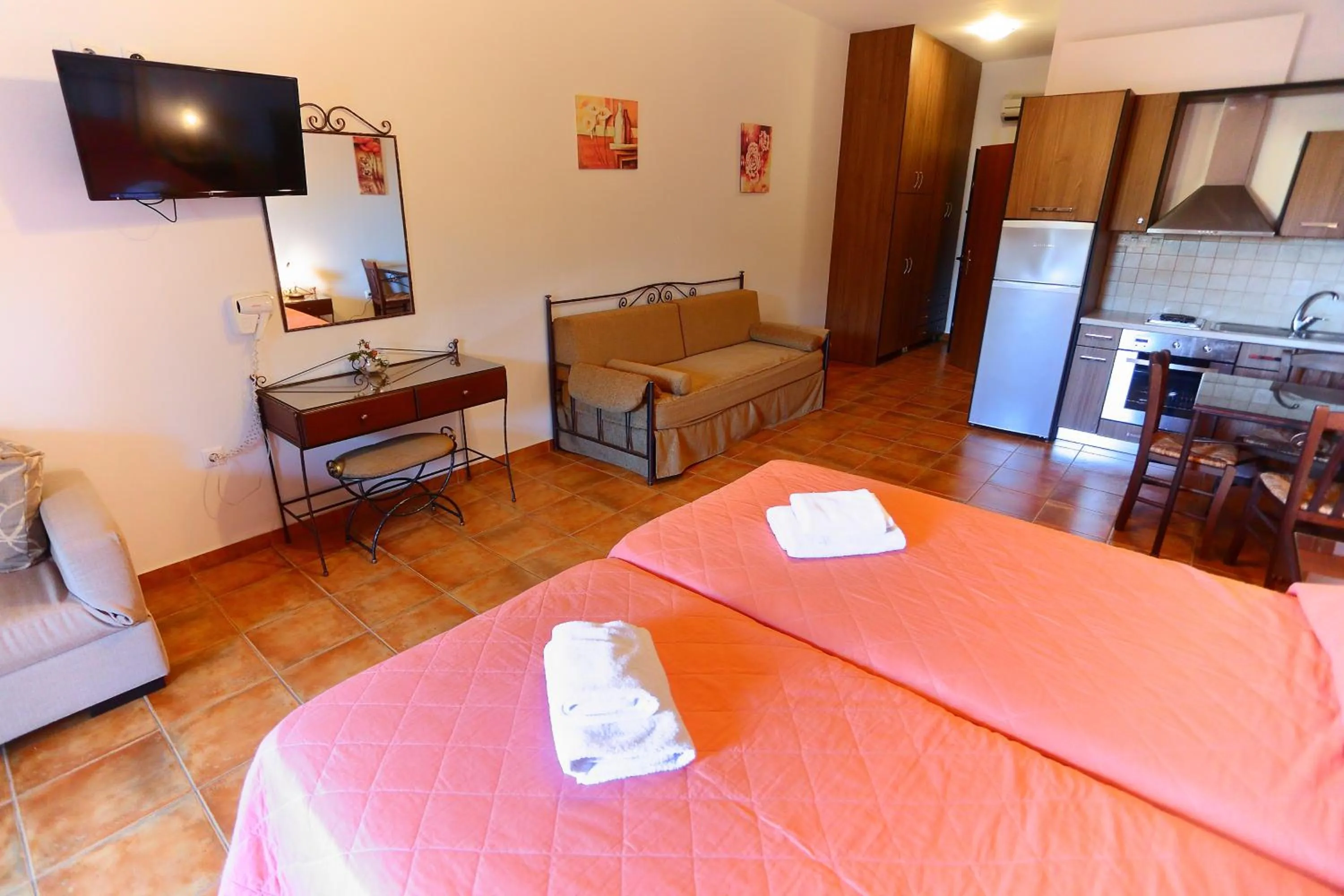 Bed in Vathi Hotel Apartment Hotel