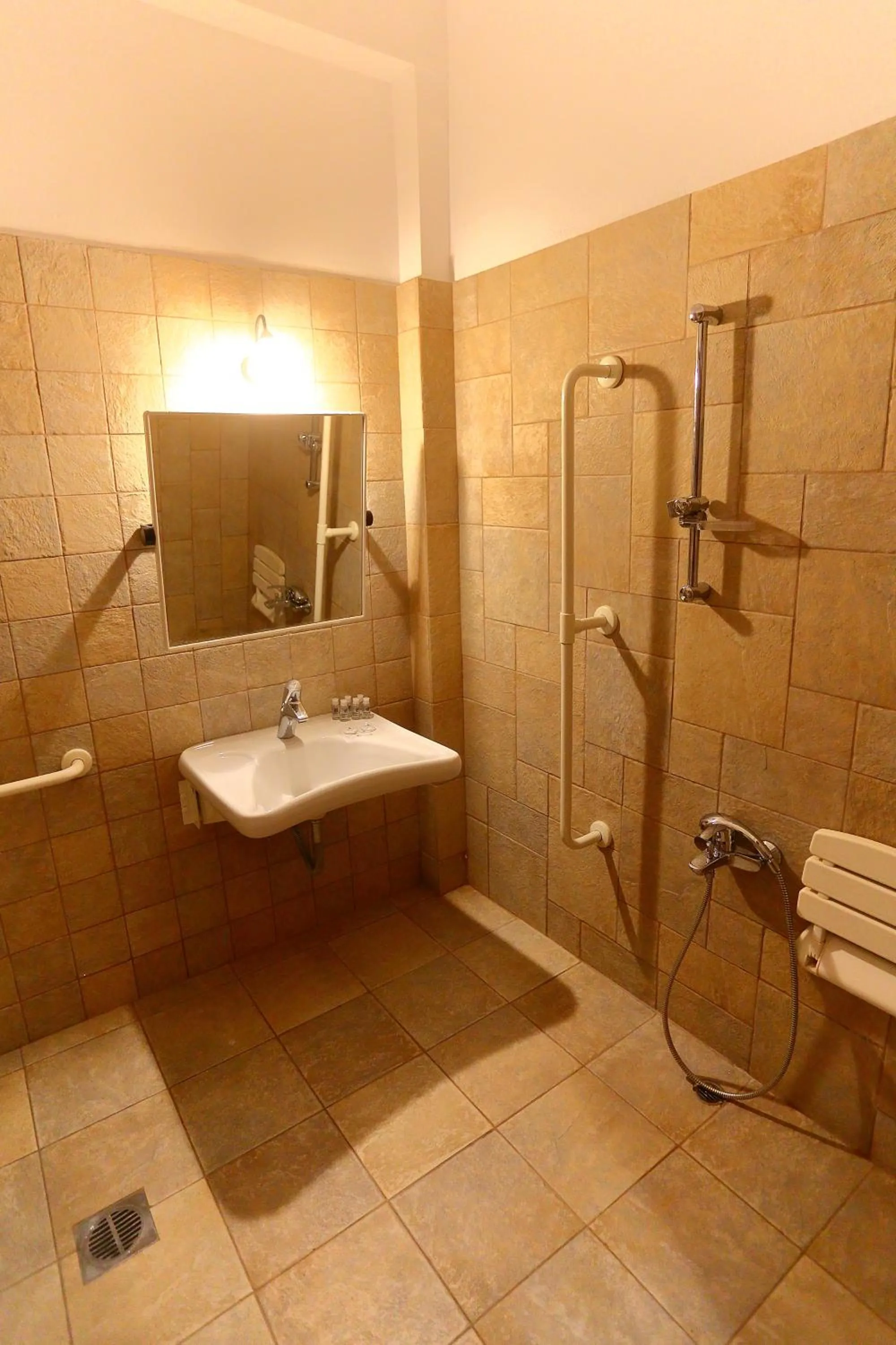 Shower in Vathi Hotel Apartment Hotel