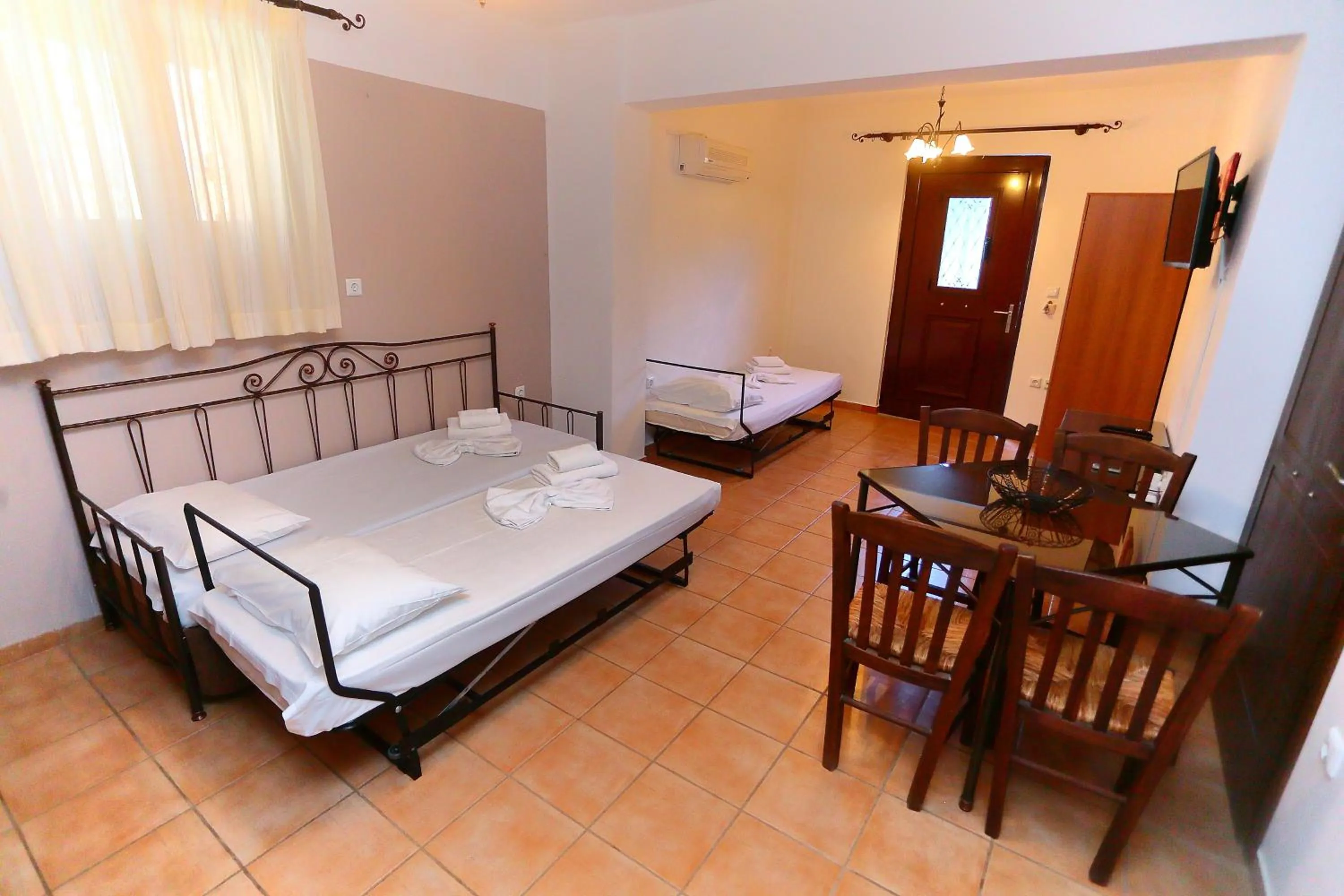 Dining area, Bed in Vathi Hotel Apartment Hotel