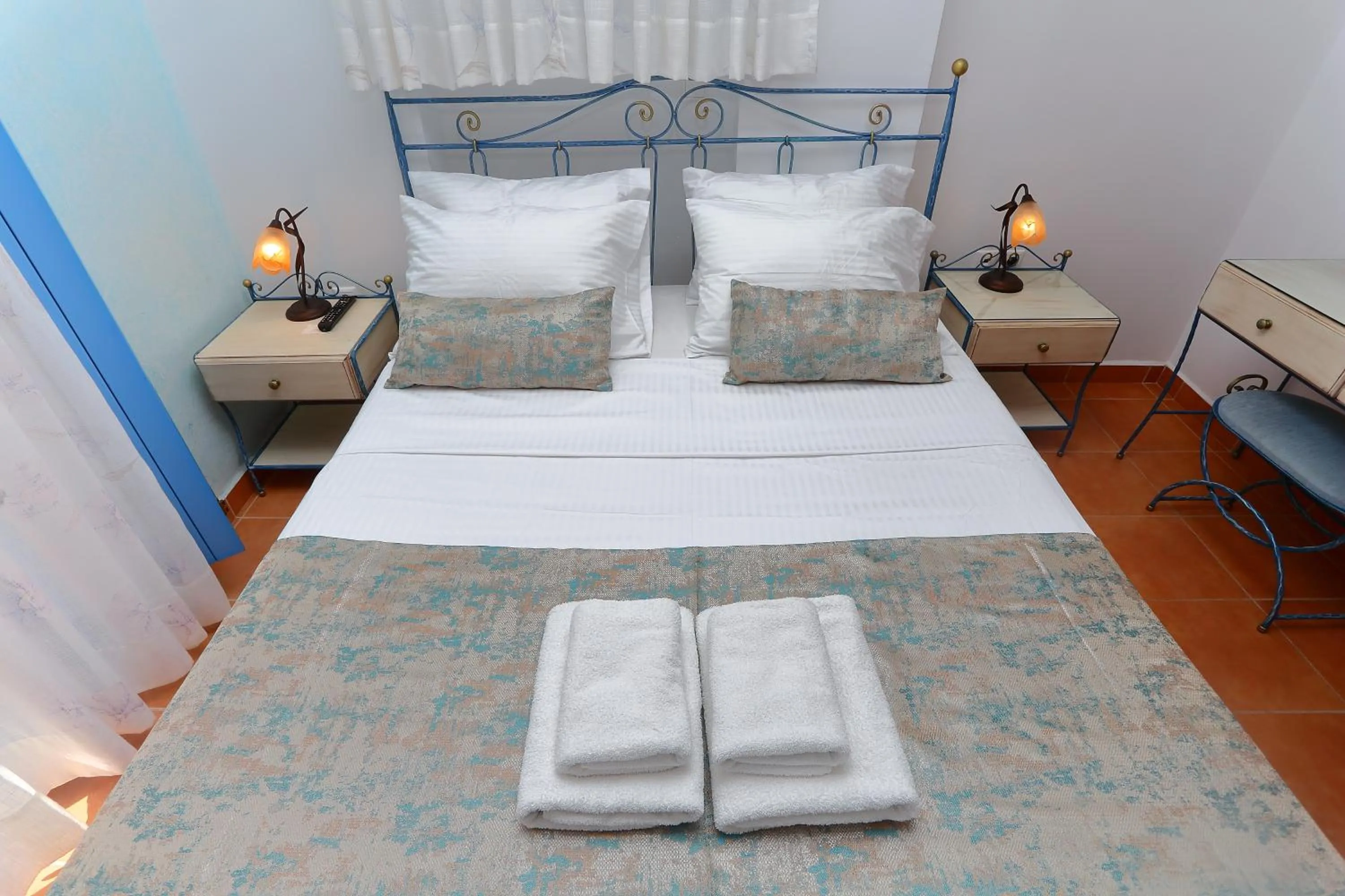 Bed in Vathi Hotel Apartment Hotel