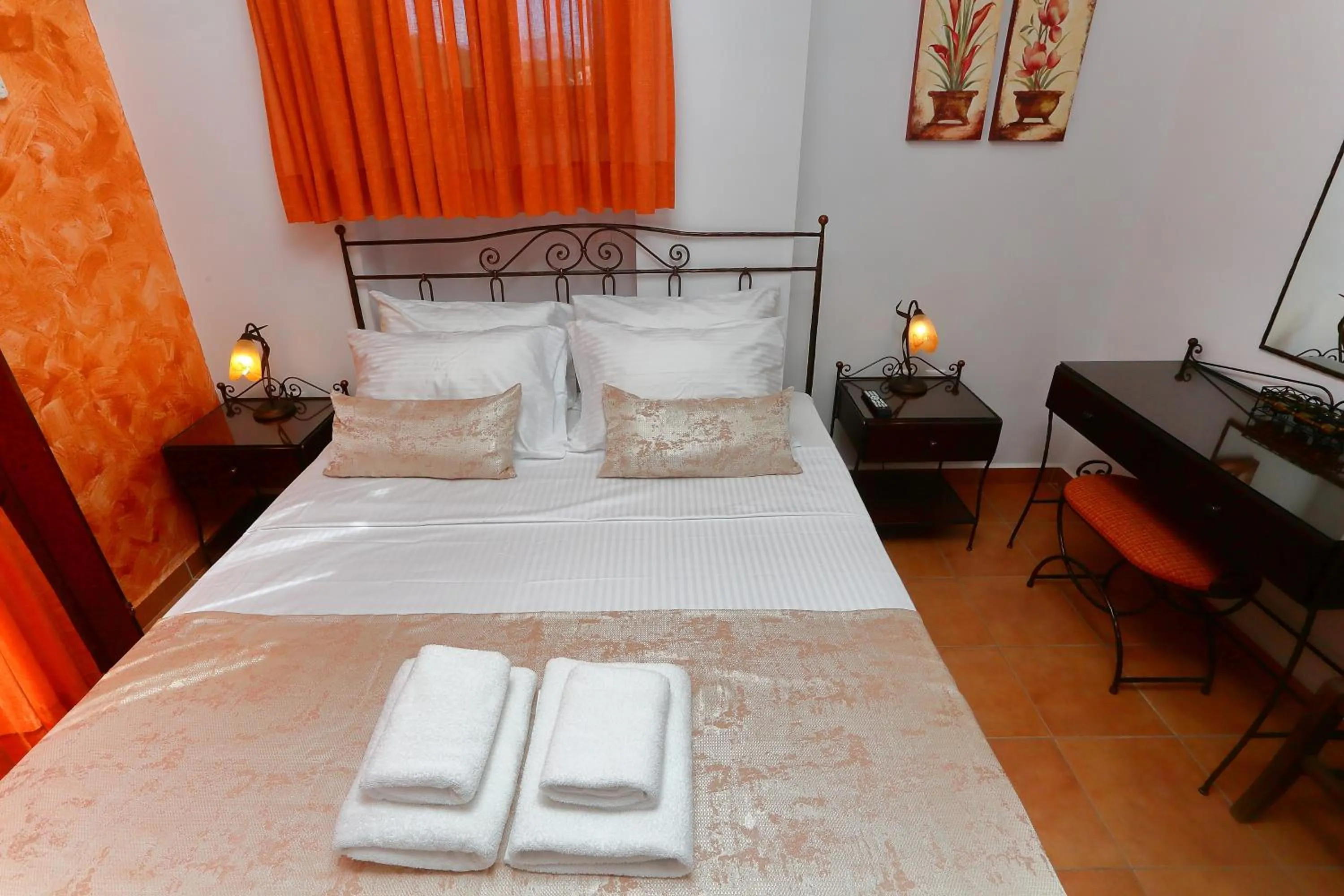 Bed in Vathi Hotel Apartment Hotel