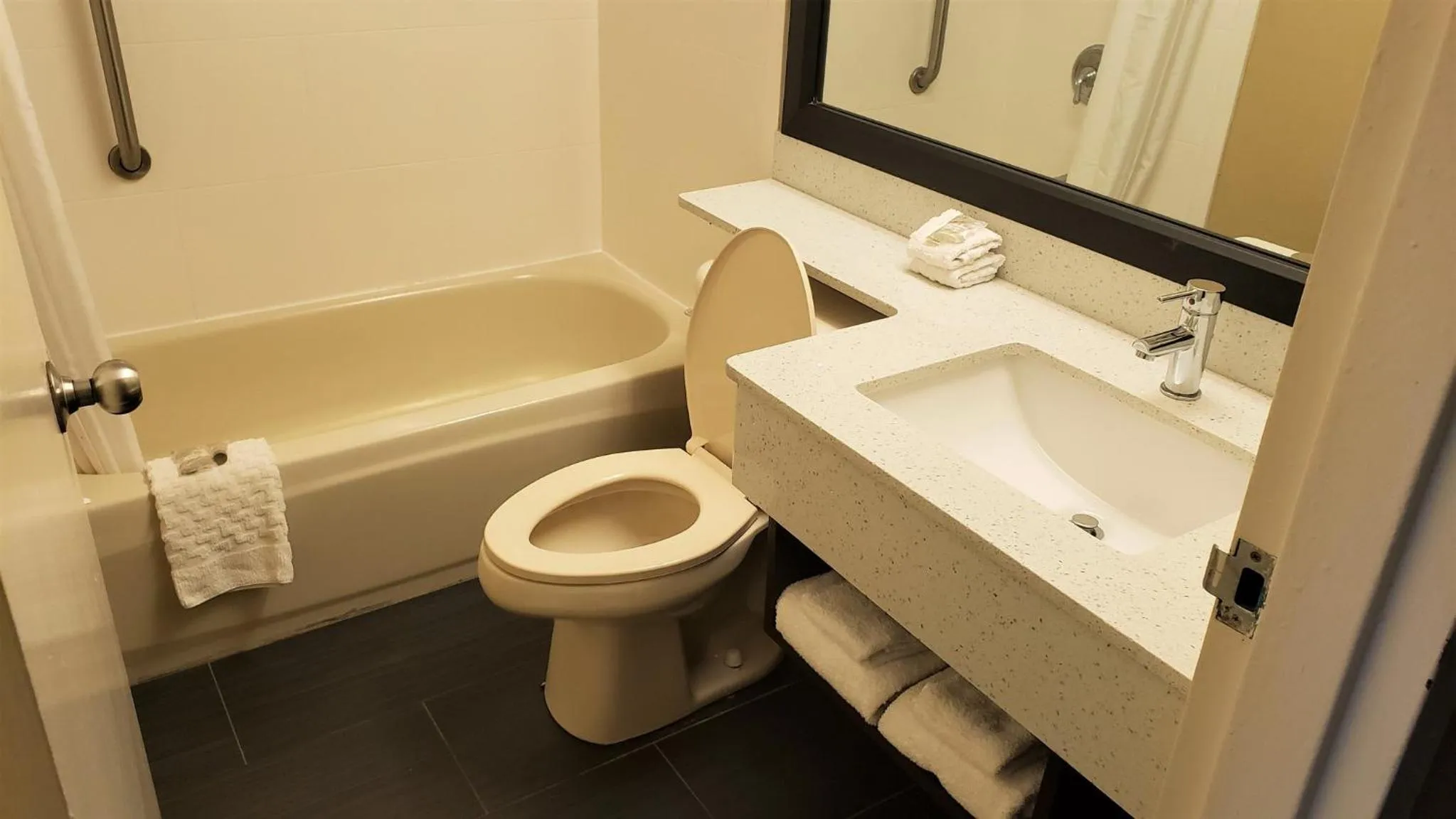 Bathroom in Red Roof Inn Port Allen