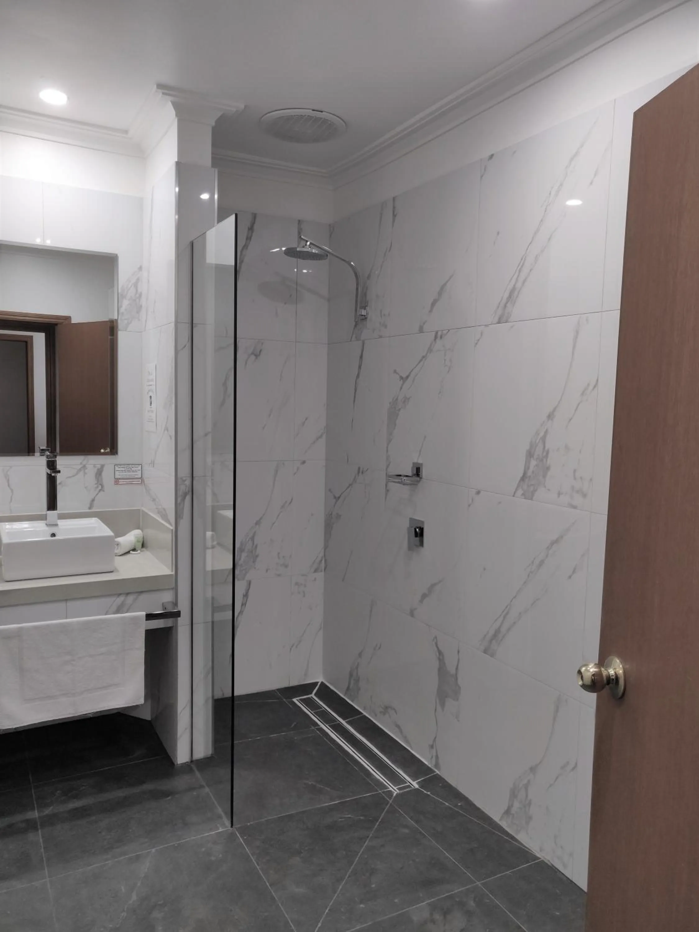 Bathroom, Bed in St Georges Motor Inn