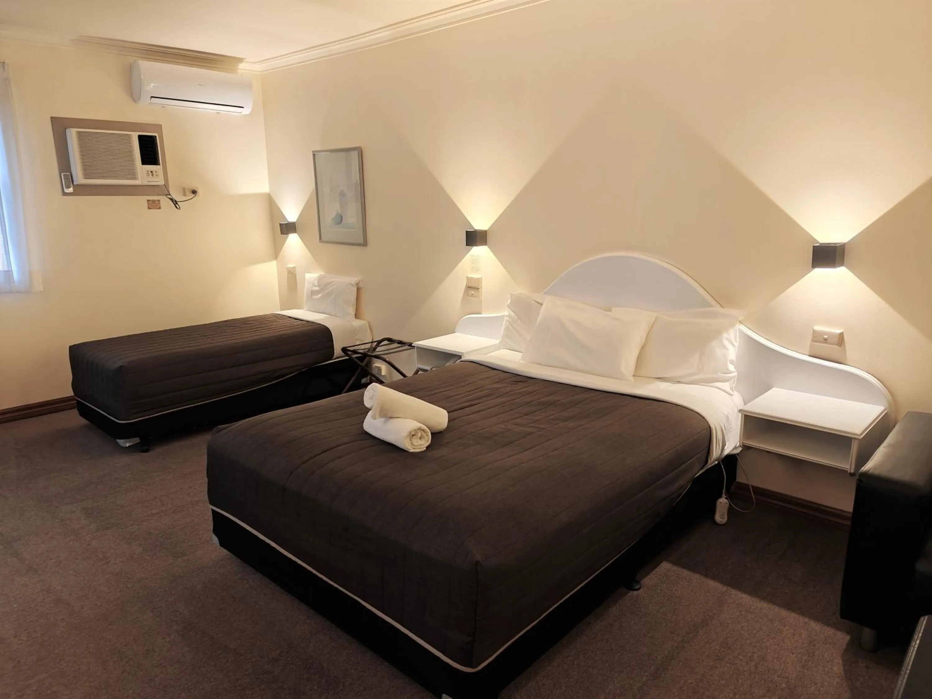 Bed in St Georges Motor Inn