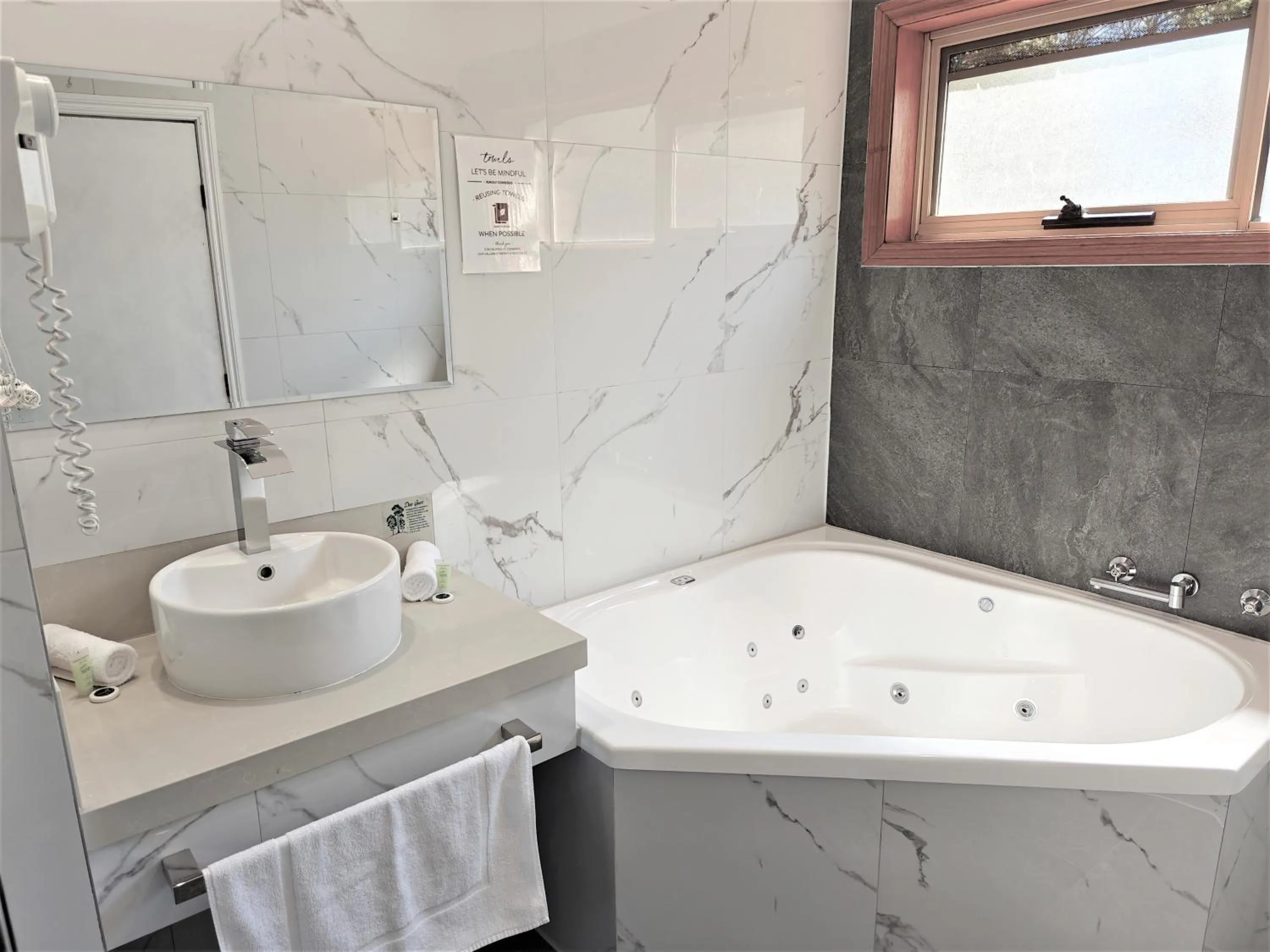 Bathroom in St Georges Motor Inn