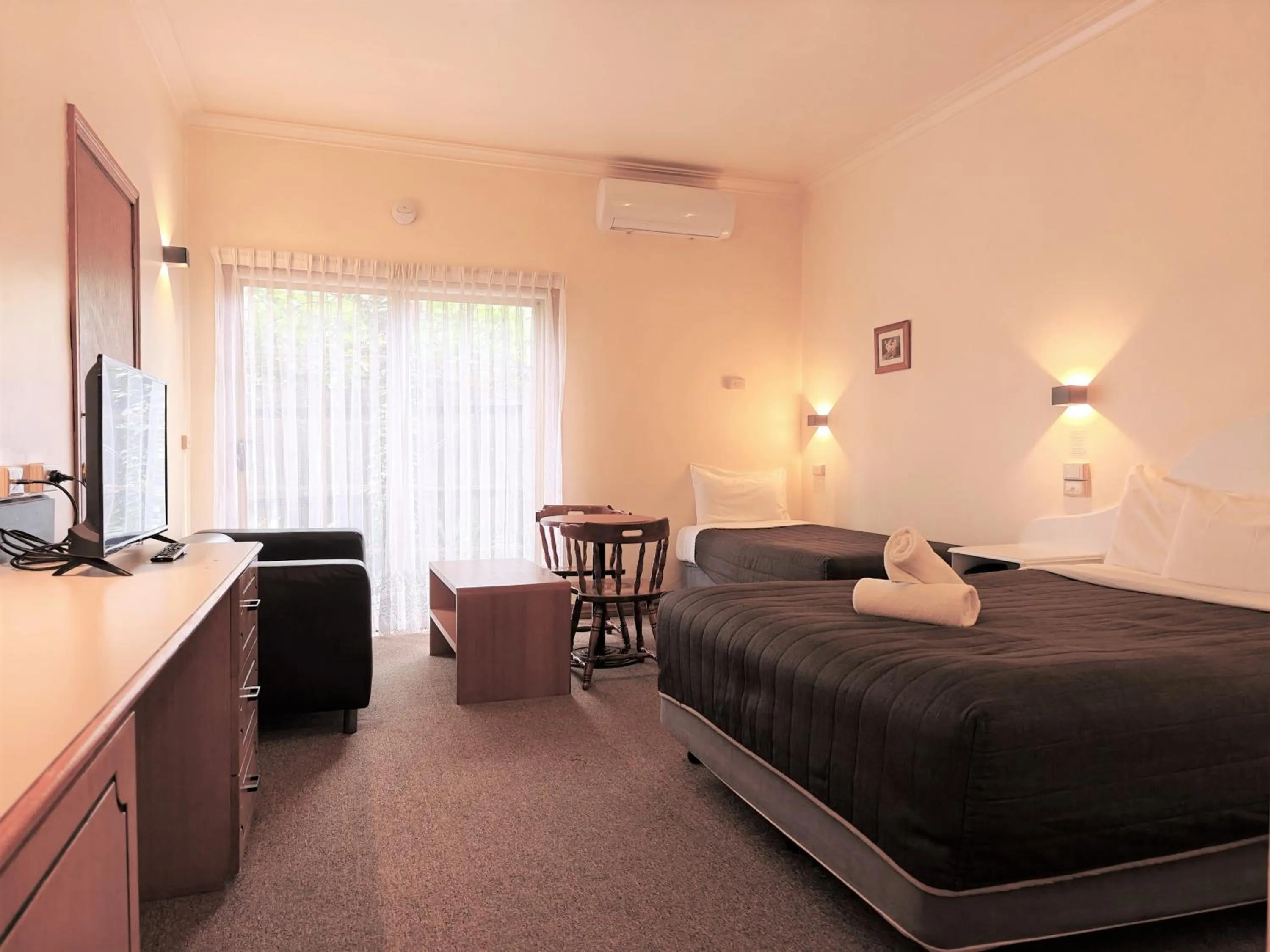 Seating area, Bed in St Georges Motor Inn