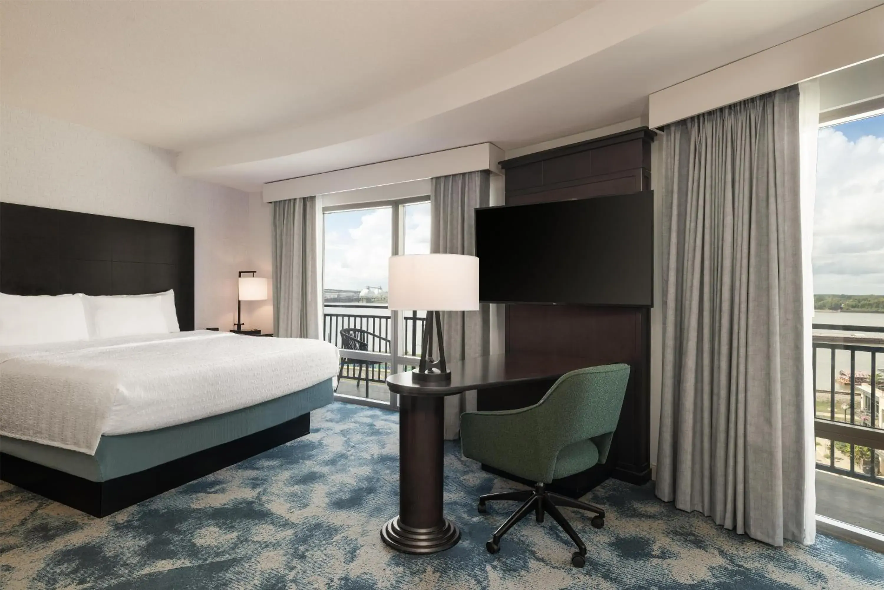 King Corner Room in Hampton Inn & Suites Baton Rouge Downtown King Corner Room in Hampton Inn & Suites Baton Rouge Downtown