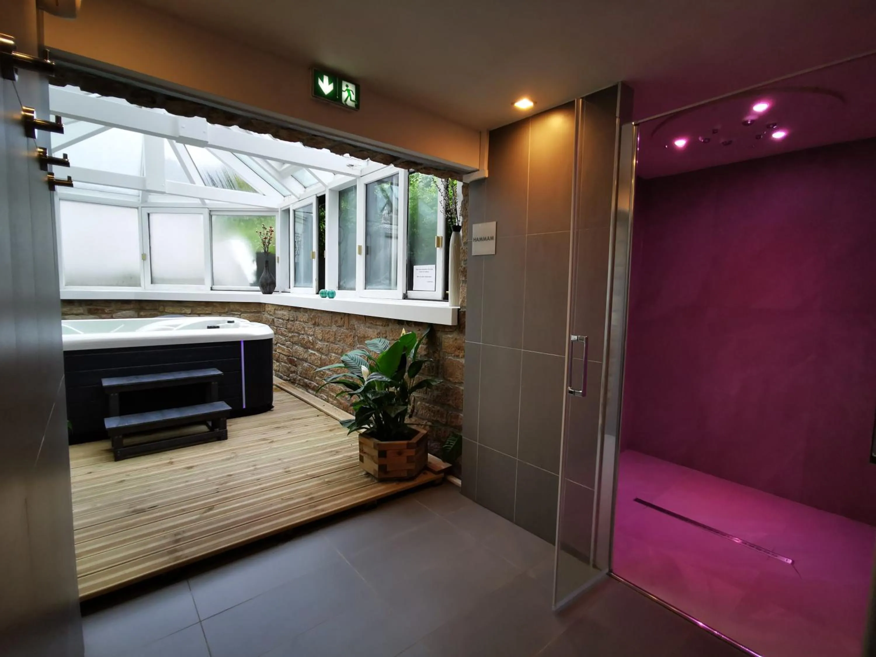 Spa and wellness centre/facilities in Le Churchill Hôtel & Spa