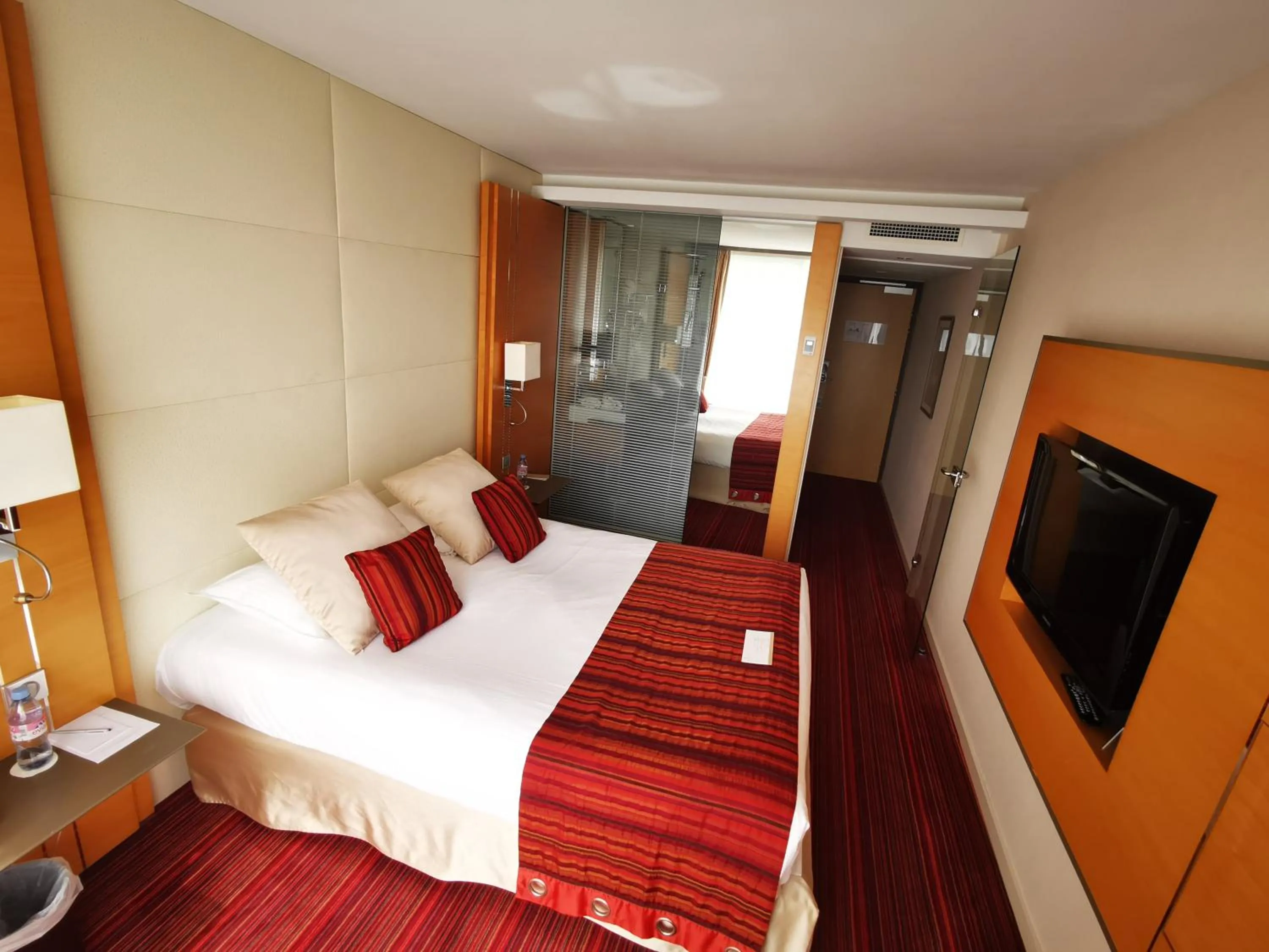 Photo of the whole room, Bed in Le Churchill Hôtel & Spa