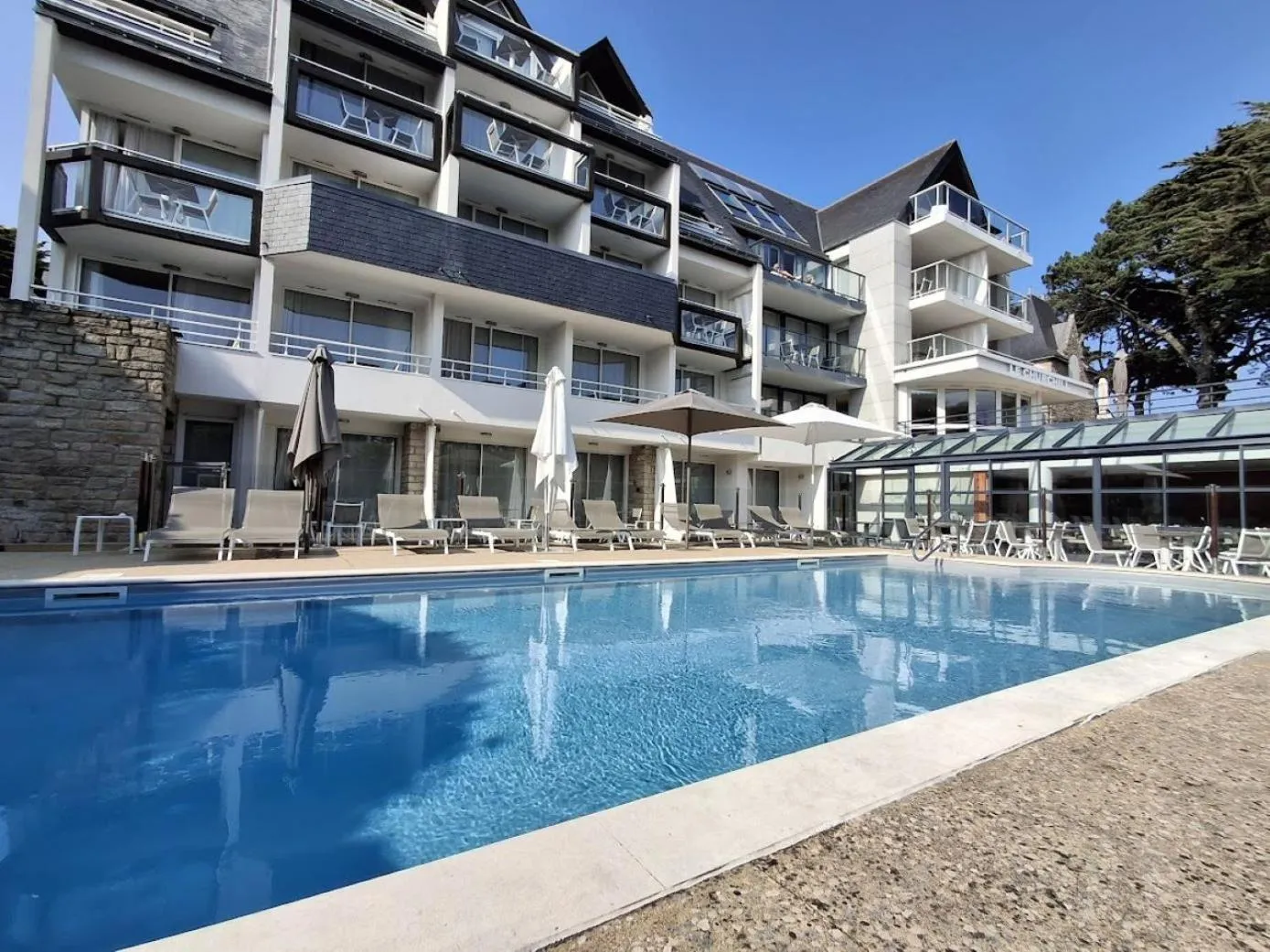 Swimming pool in Le Churchill Hôtel & Spa