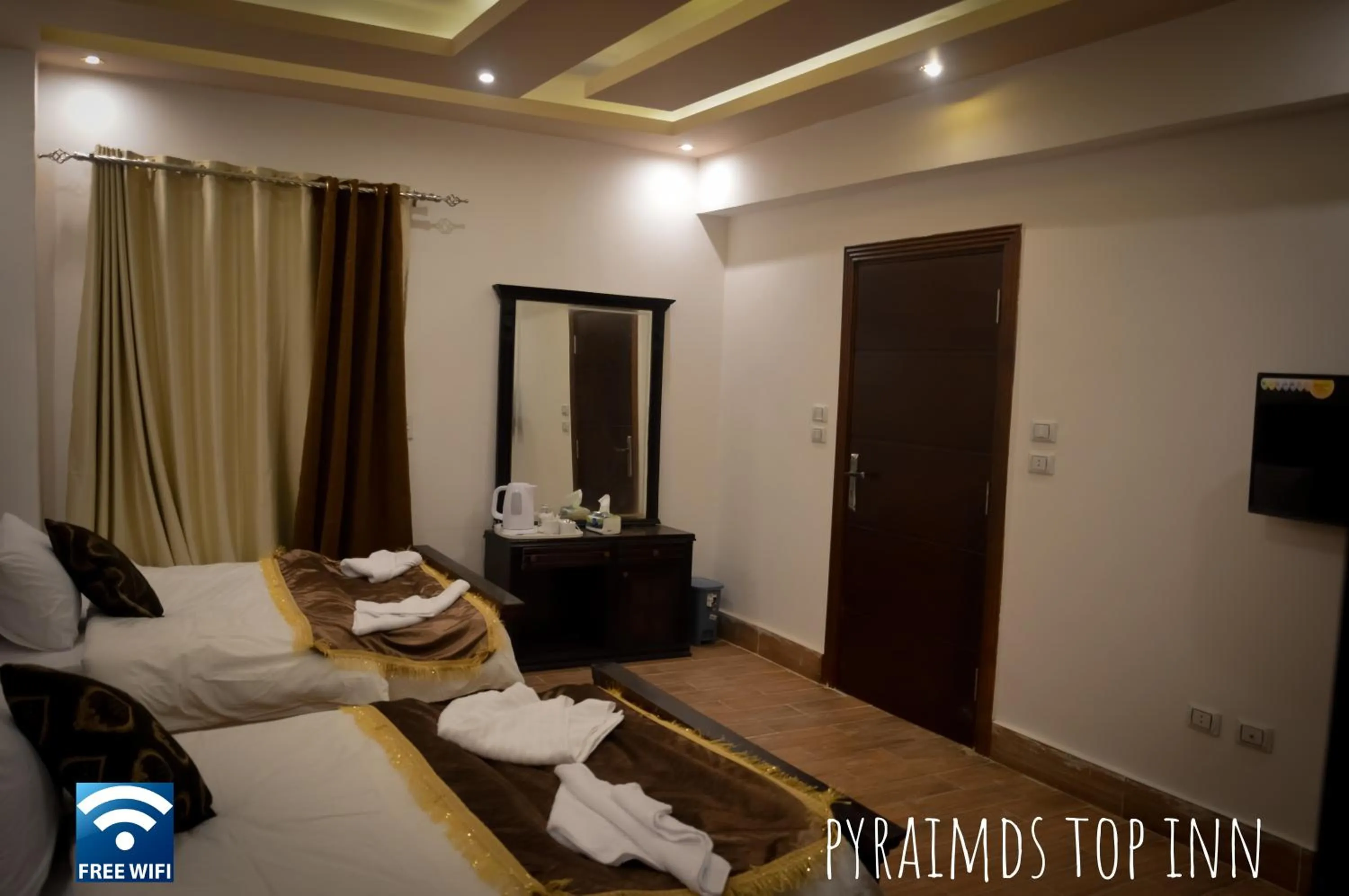 Photo of the whole room, Bed in Pyramids Top Inn