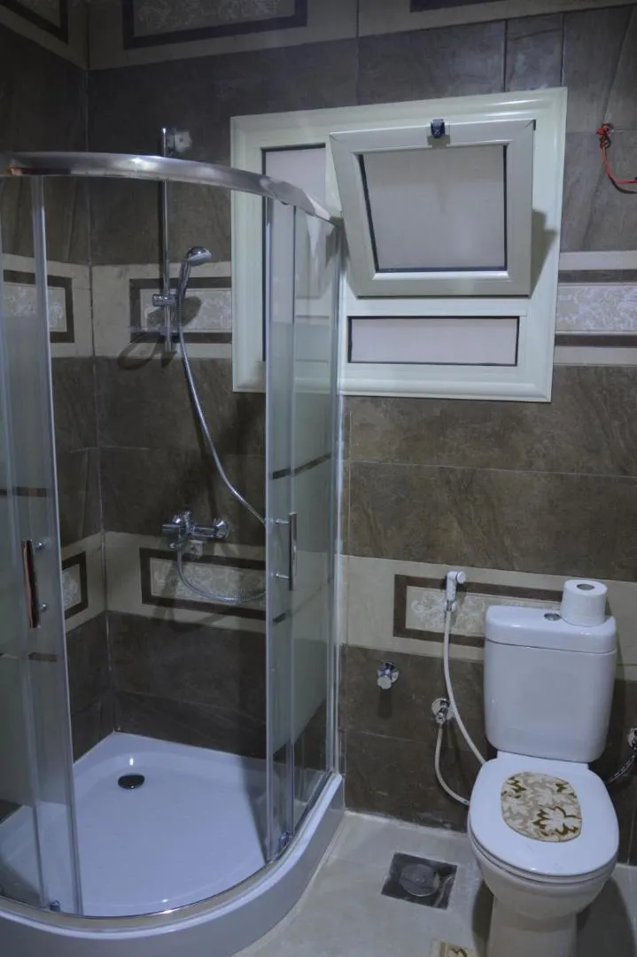 Bathroom in Pyramids Top Inn