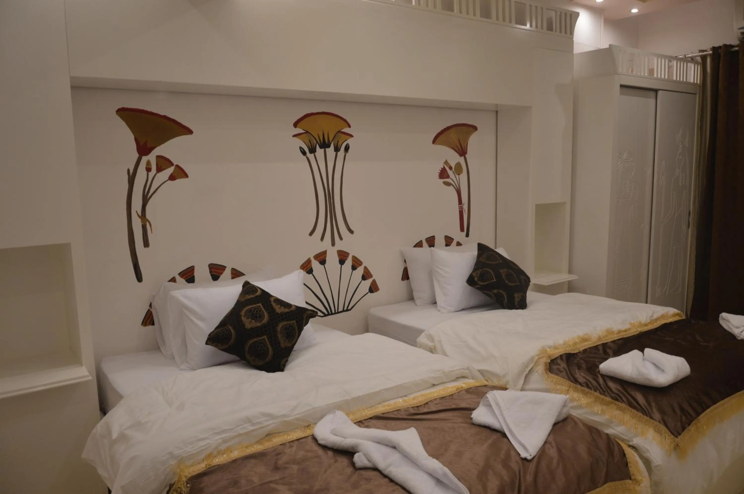 Bedroom, Bed in Pyramids Top Inn