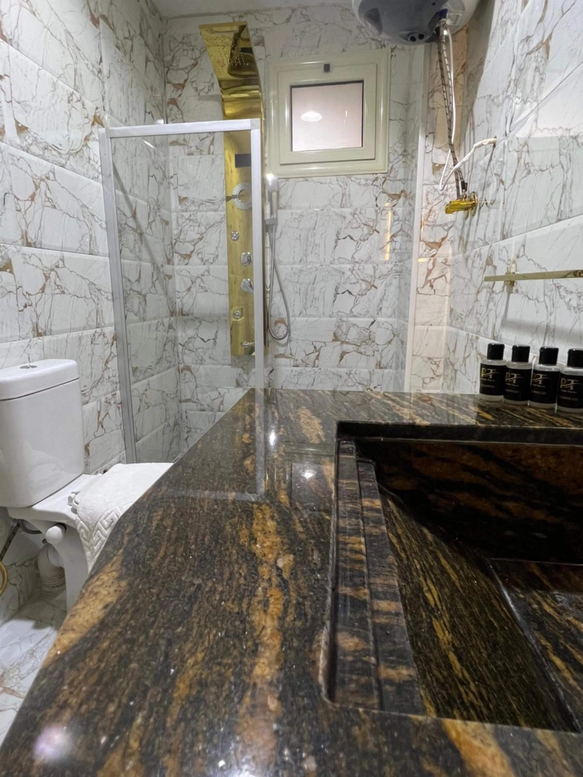 Bathroom in Pyramids Top Inn