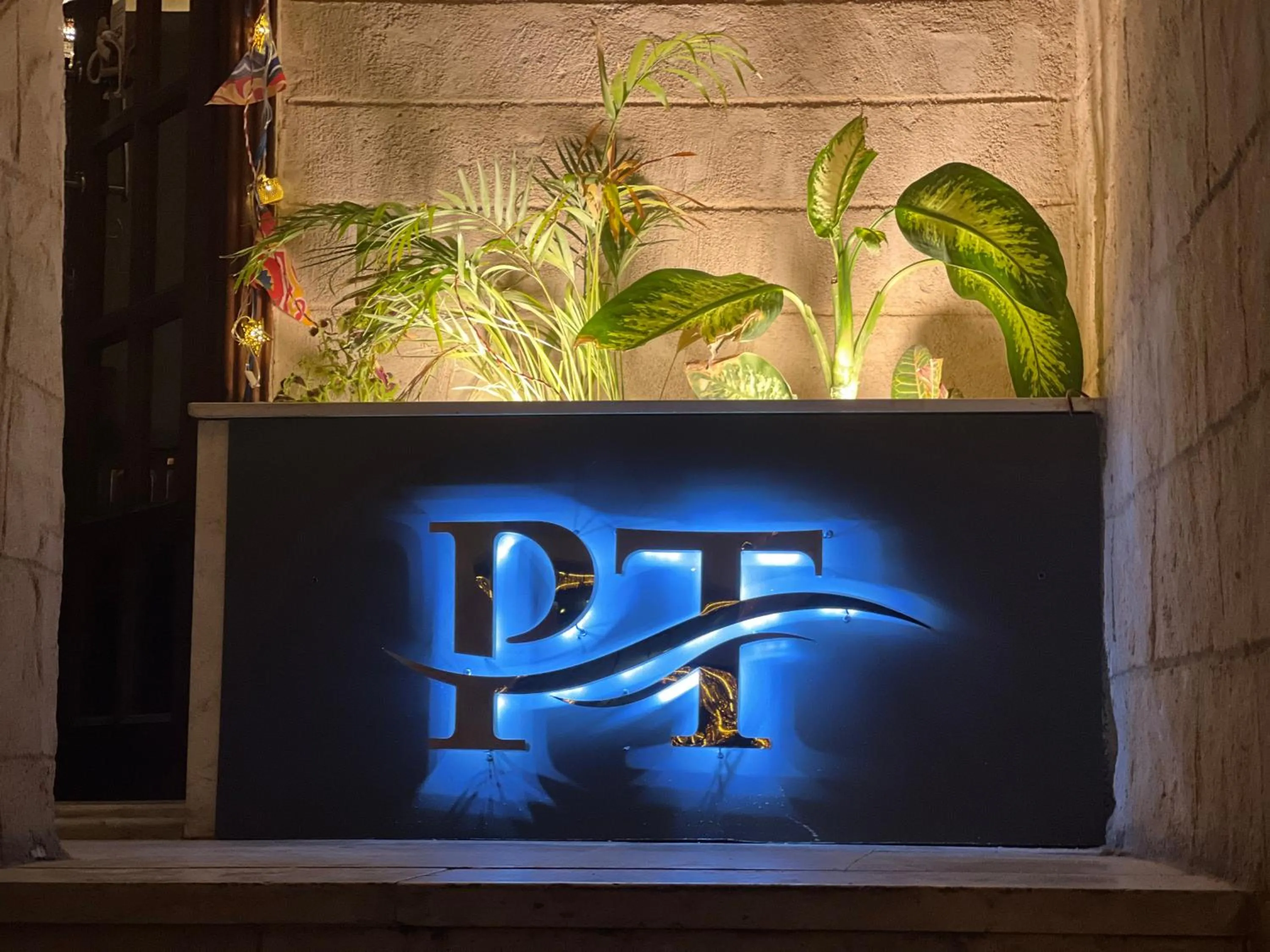 Logo/Certificate/Sign in Pyramids Top Inn