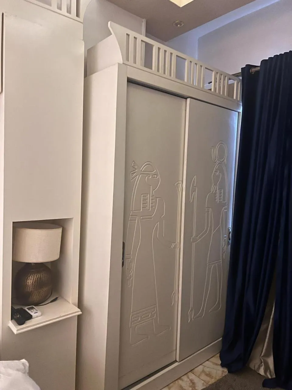 wardrobe in Pyramids Top Inn