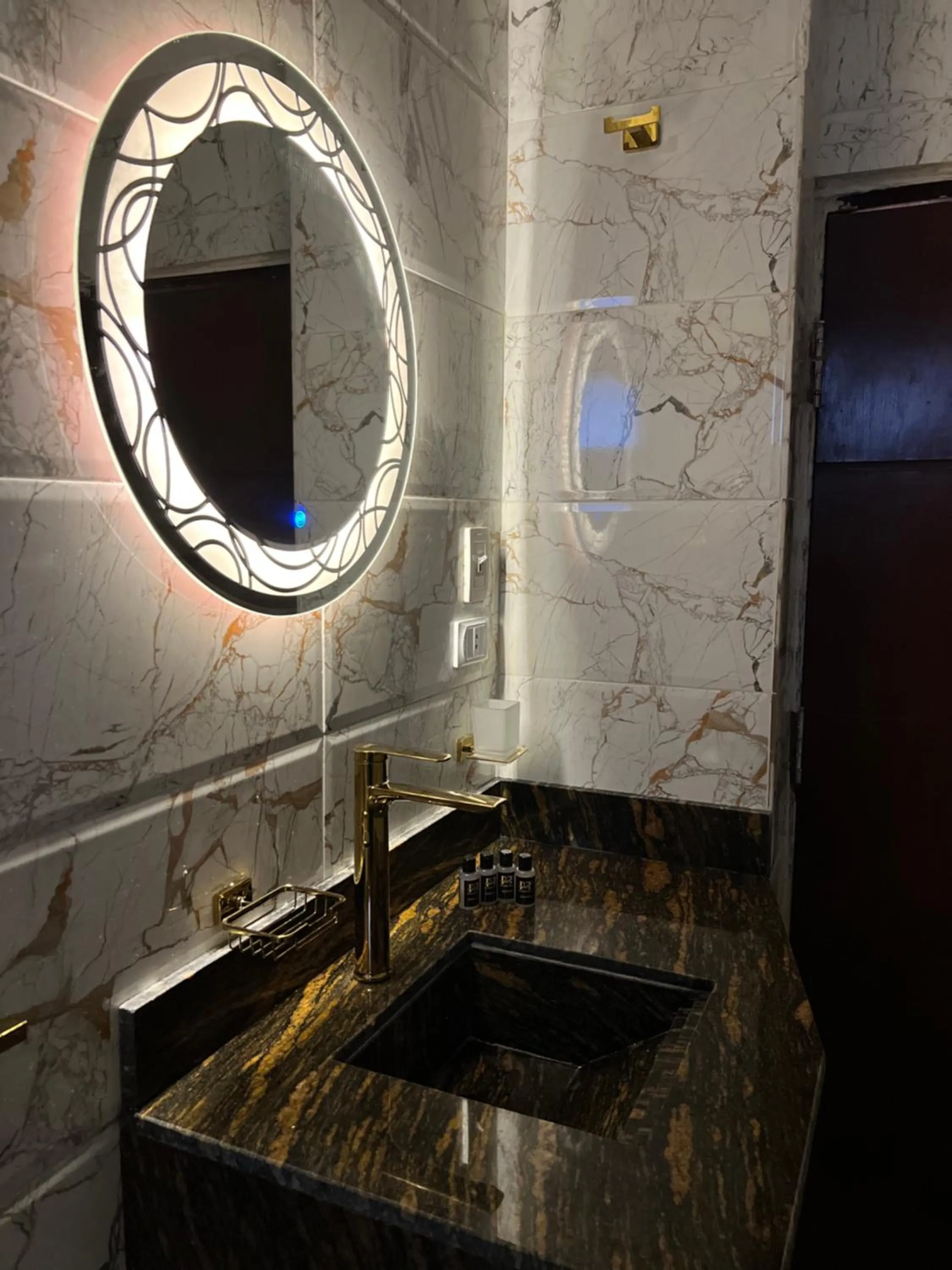 Bathroom in Pyramids Top Inn